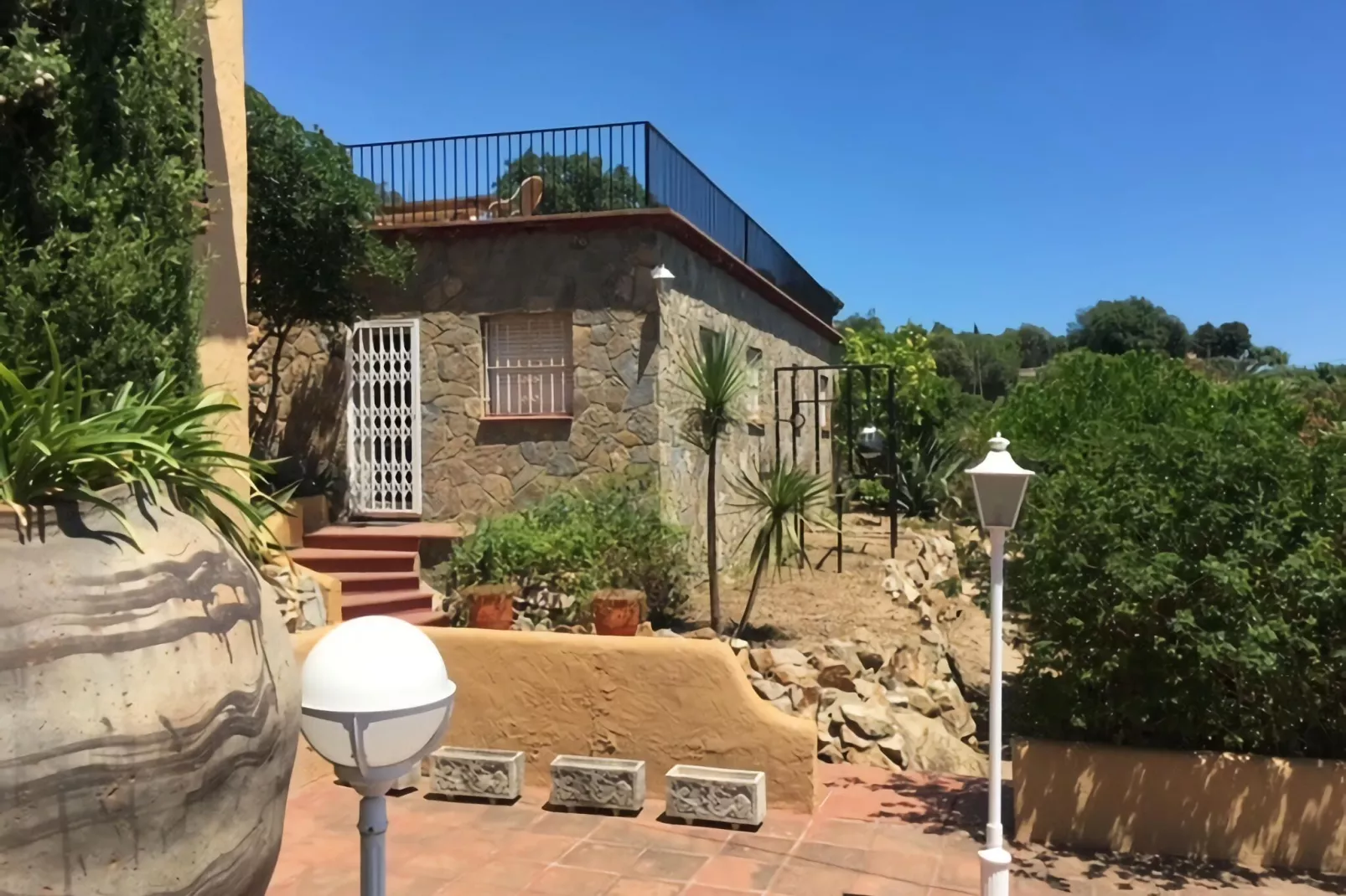 La Roca-Exterior summer