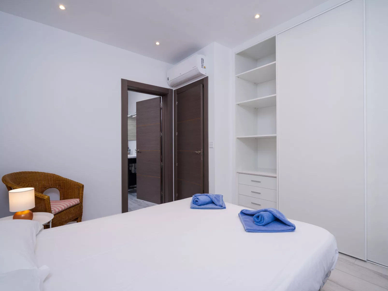 Casa Encinas-Inside