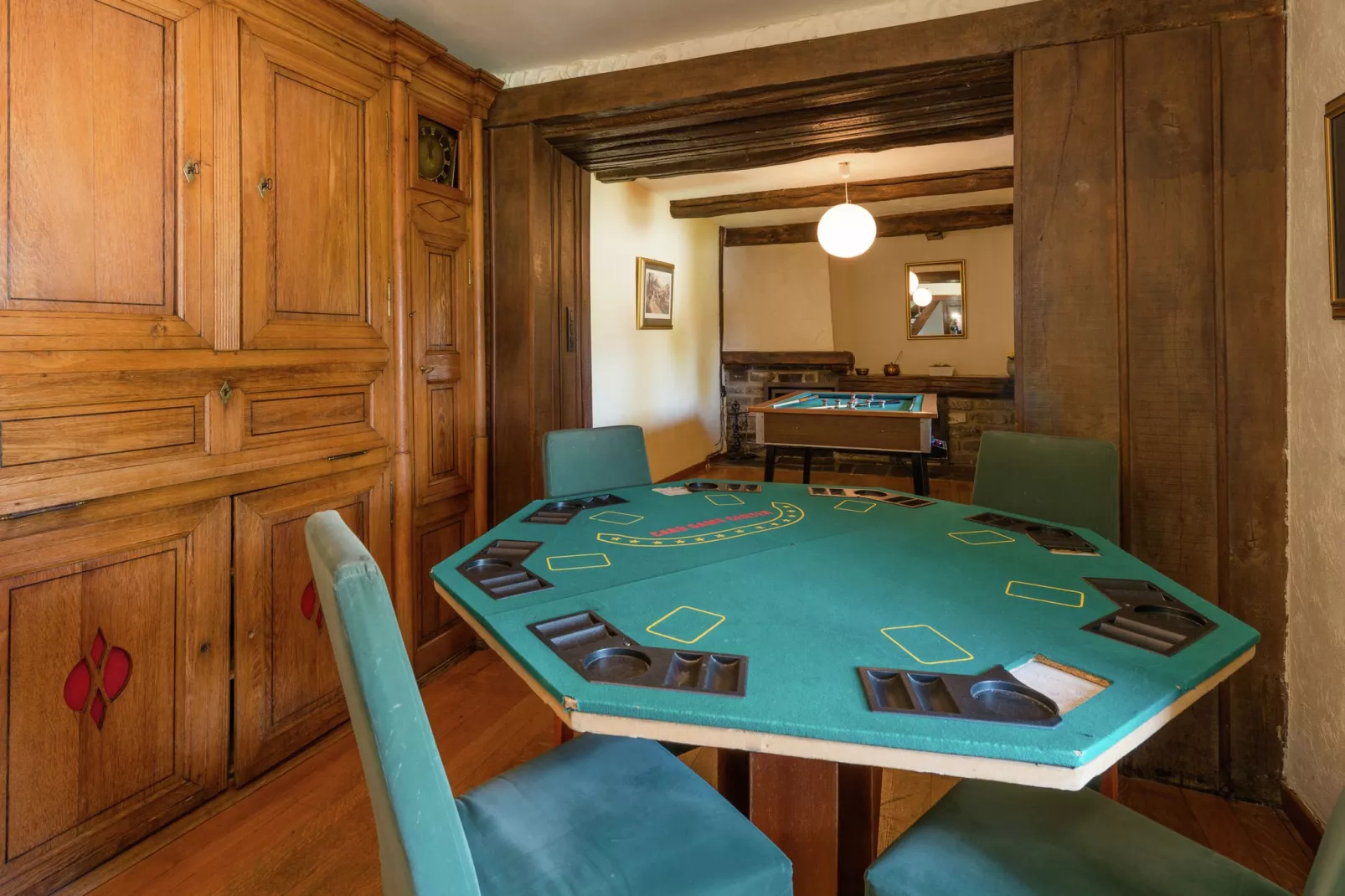 La Coupe de Champagne-Recreation room