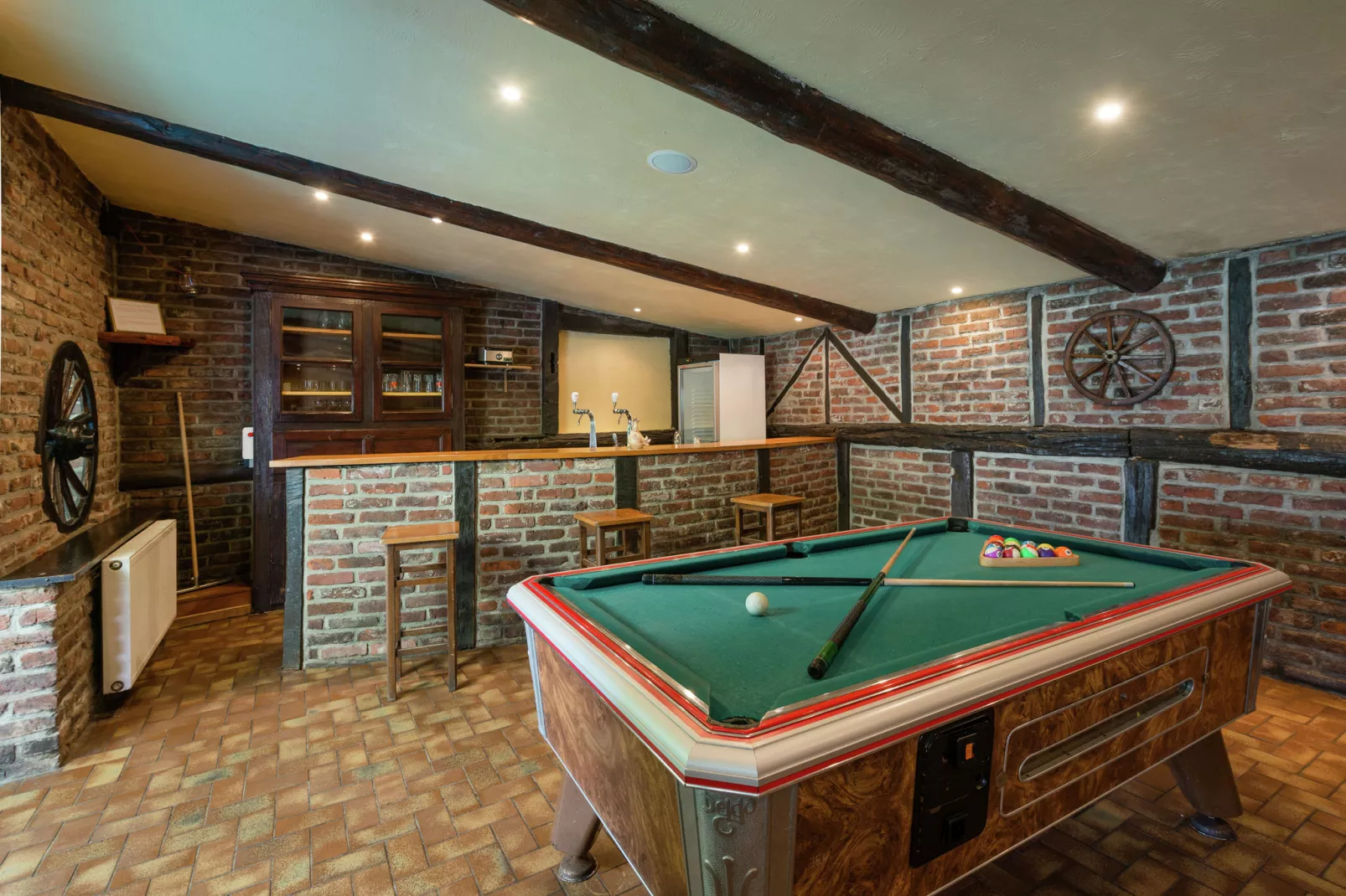 La Coupe de Champagne-Recreation room