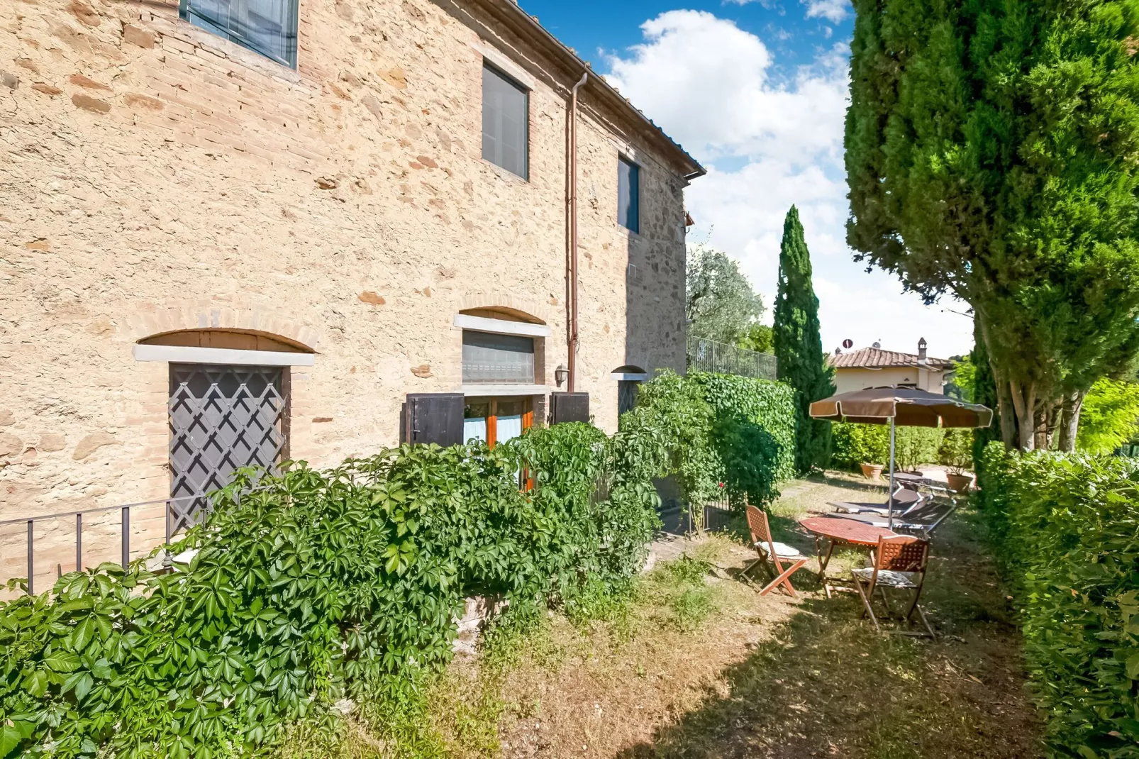 Gufo-Exterior summer