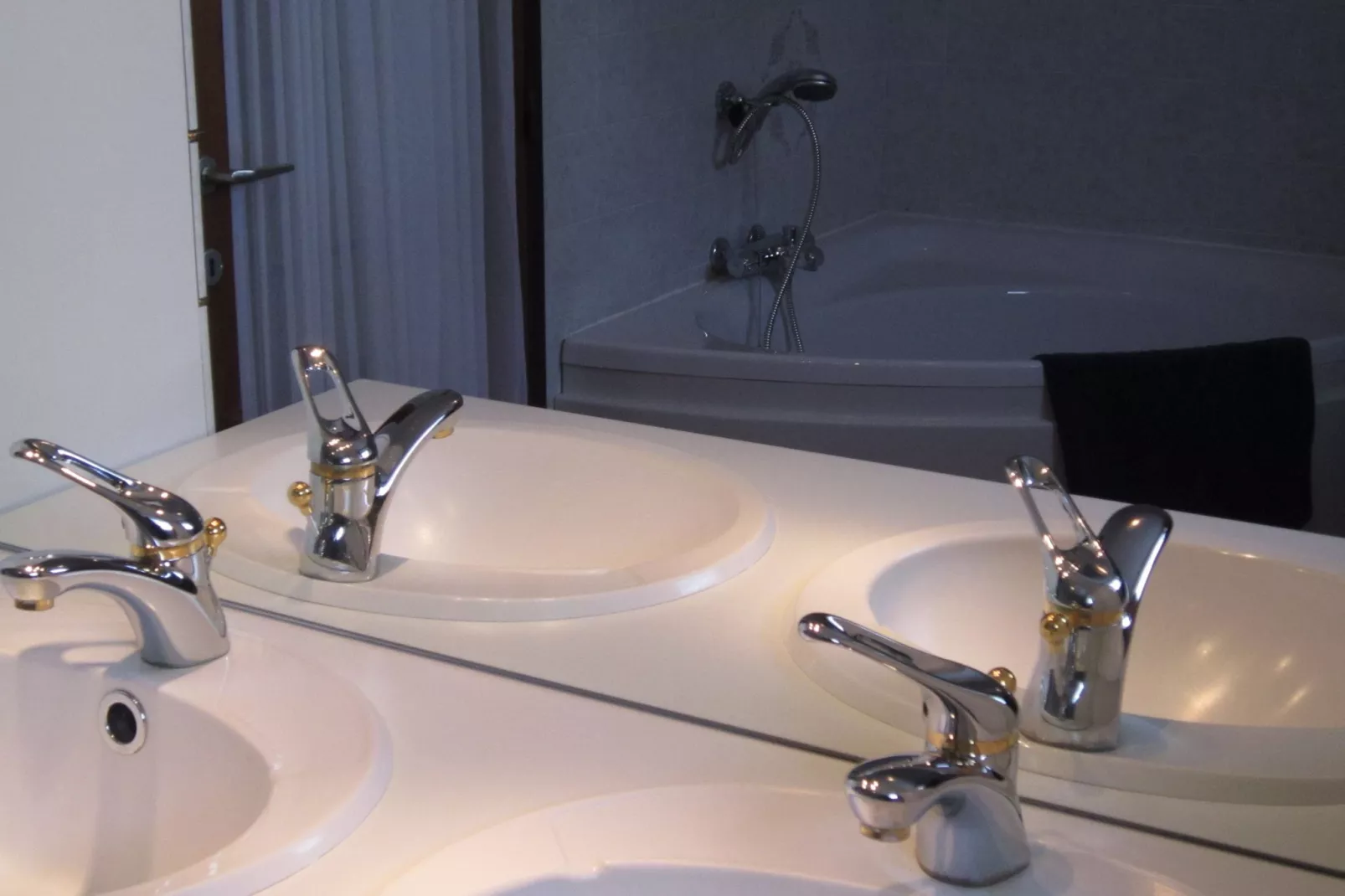 La Coupe de Champagne-Bathroom