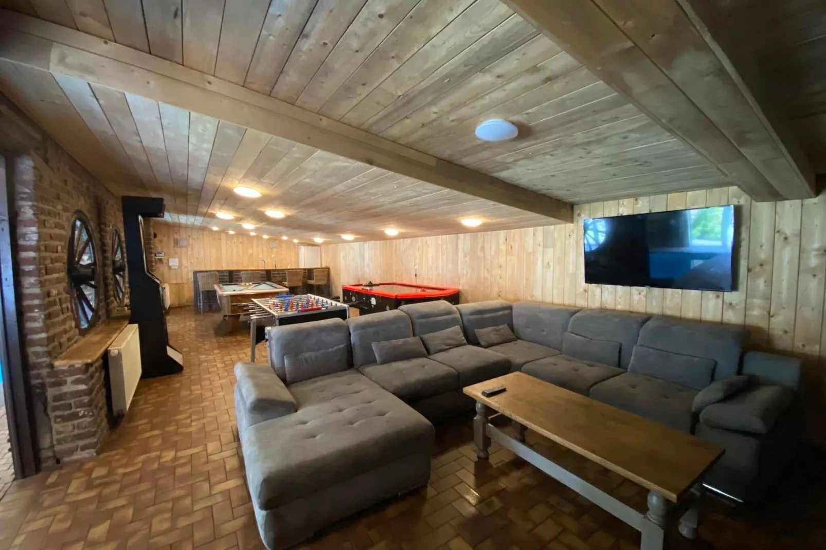 La Coupe de Champagne-Recreation room