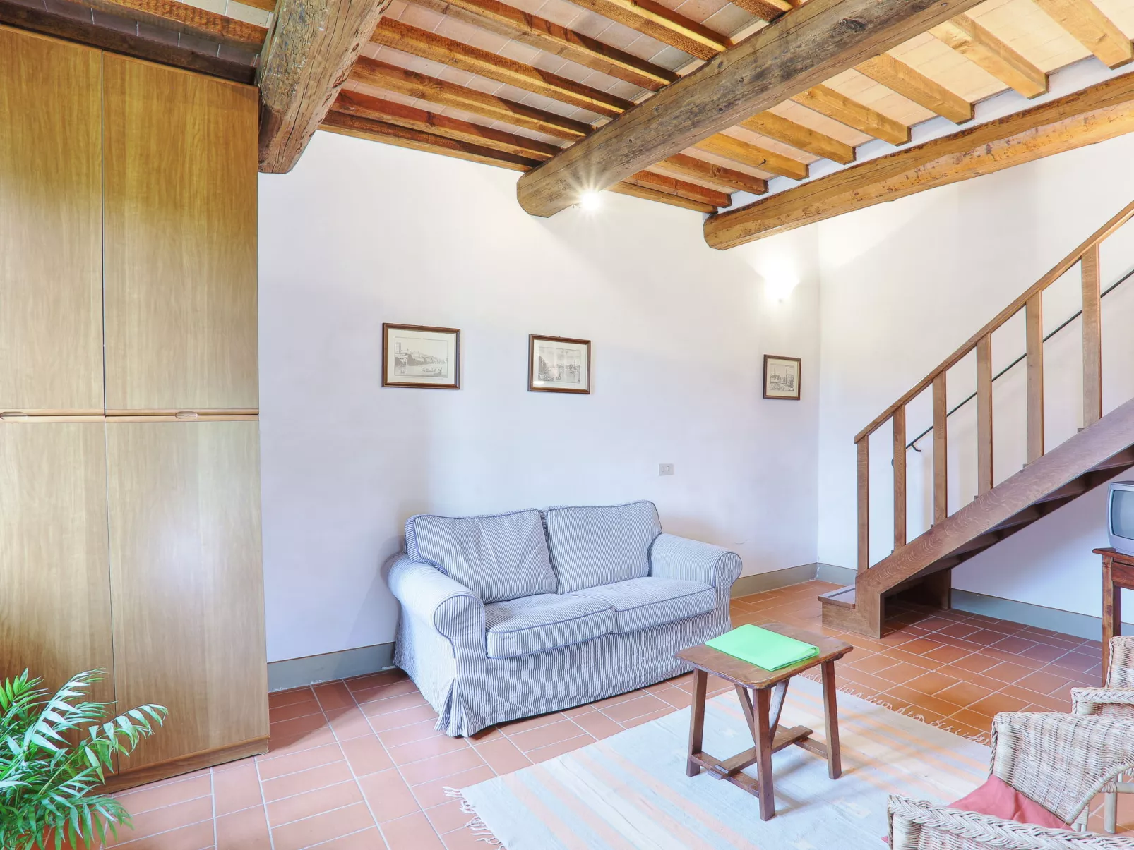 La Loggia-Inside