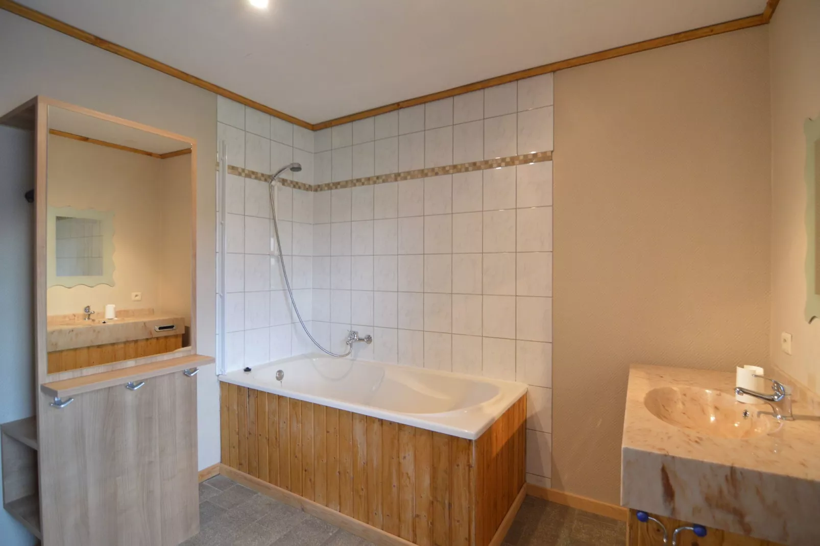 Outrewarchenne-Bathroom