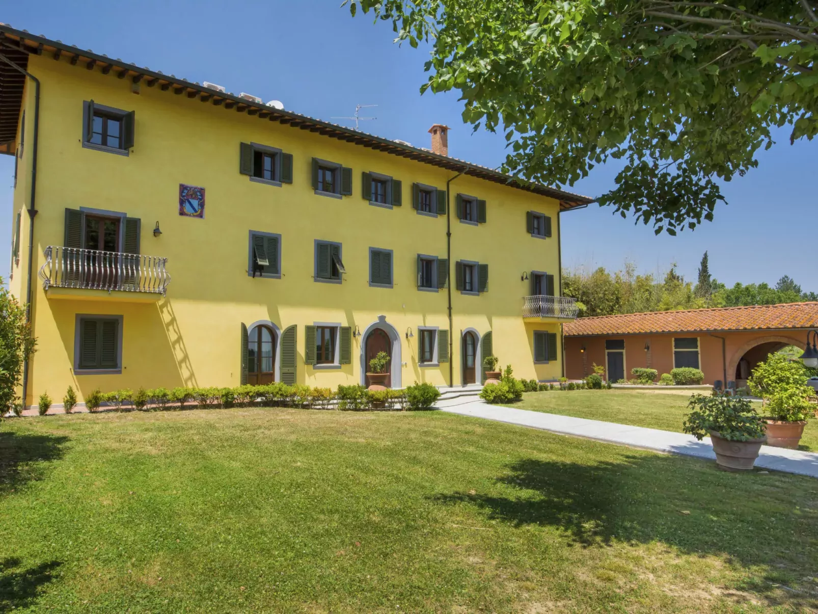 Villa Elena-Outside