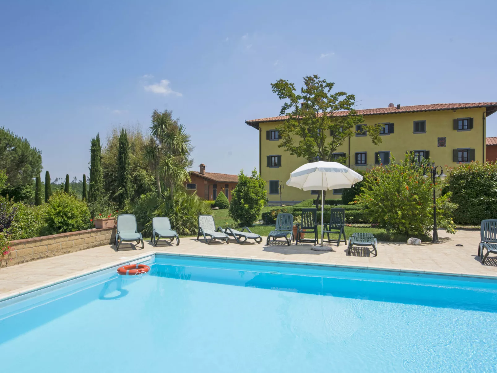 Villa Elena-Outside