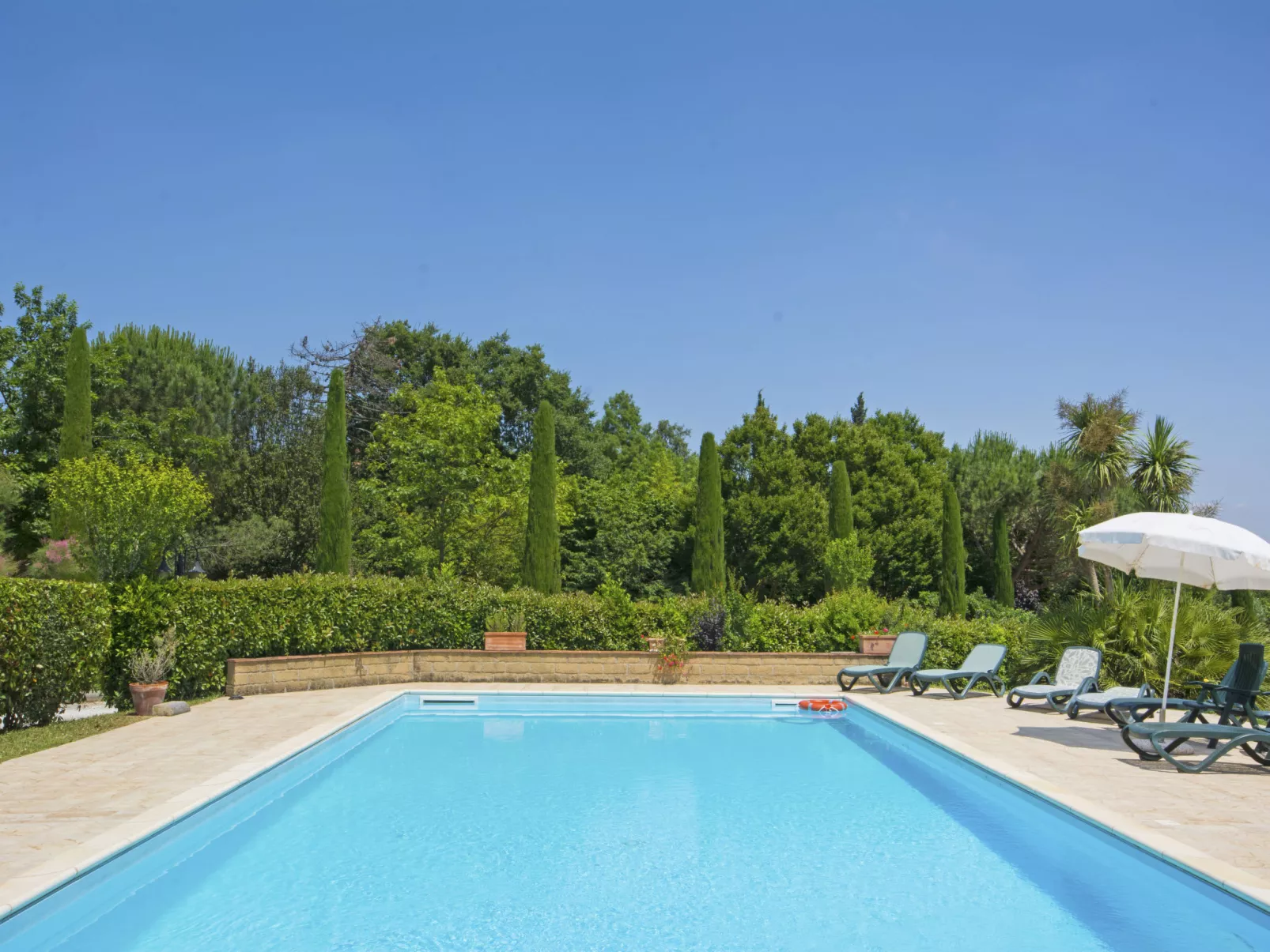Villa Elena-Outside