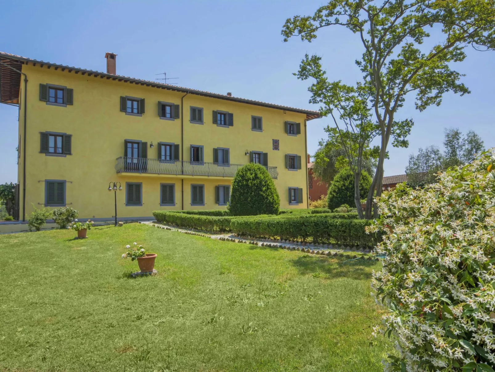 Villa Elena-Outside