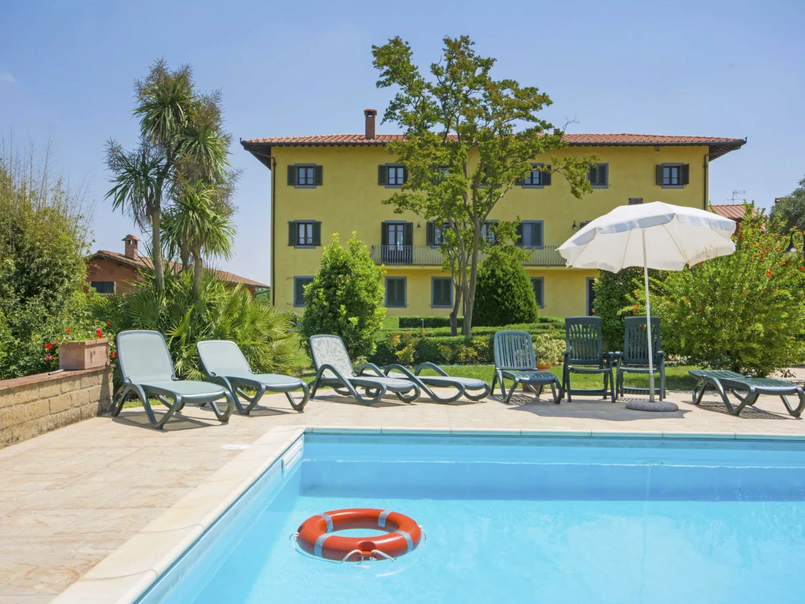 Villa Elena-Outside