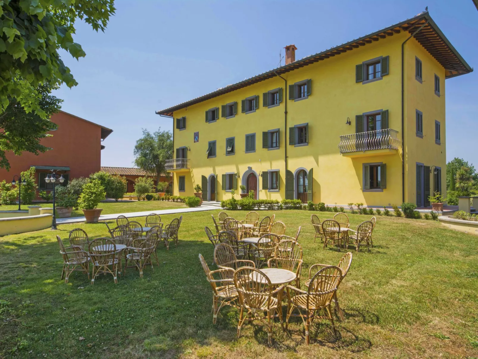 Villa Elena-Outside