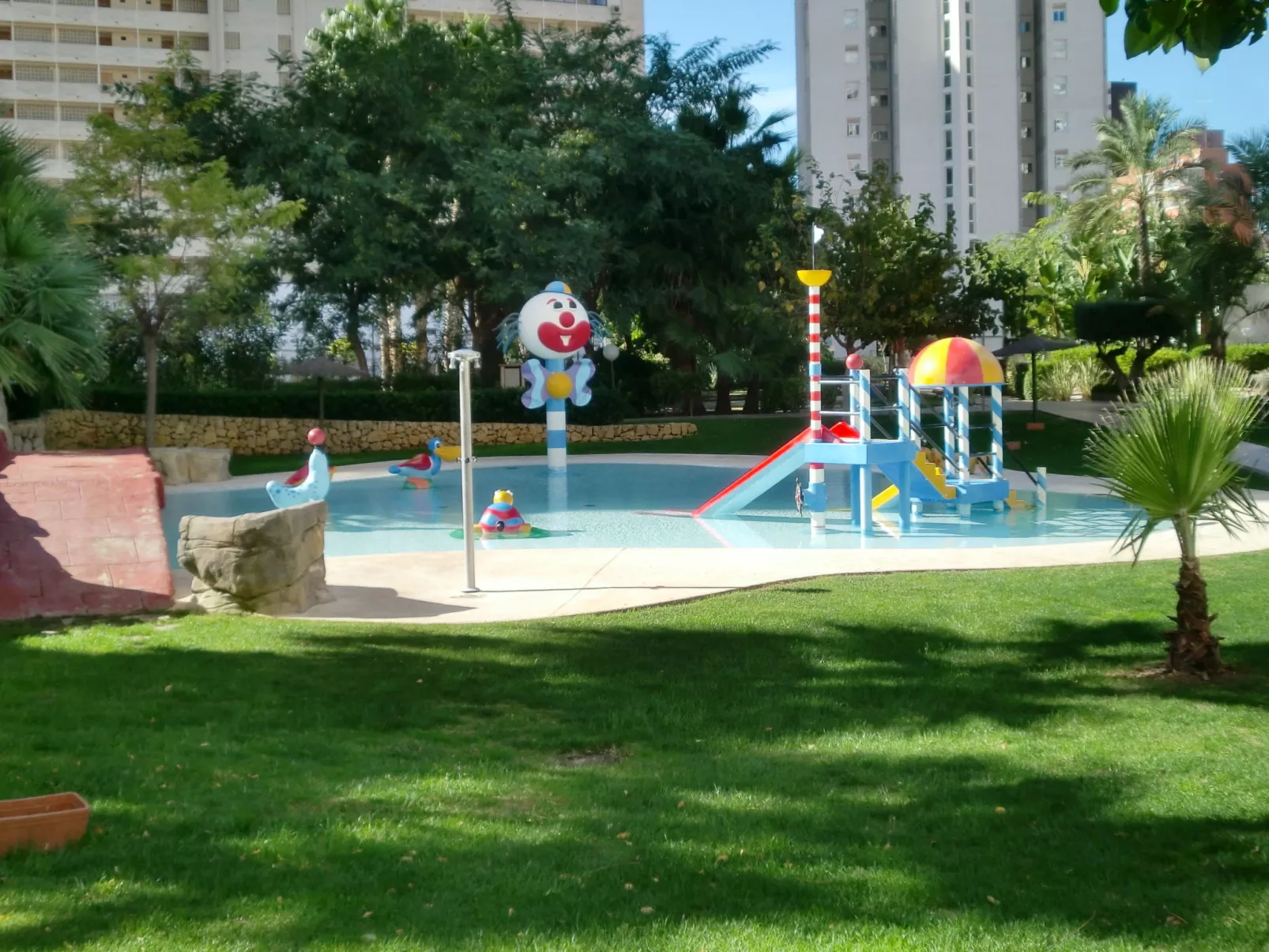 Los Gemelos-Outside