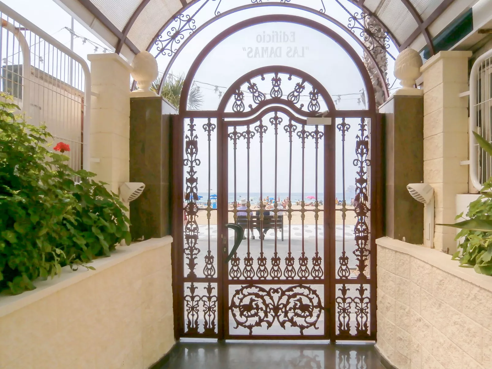 Las Damas-Outside