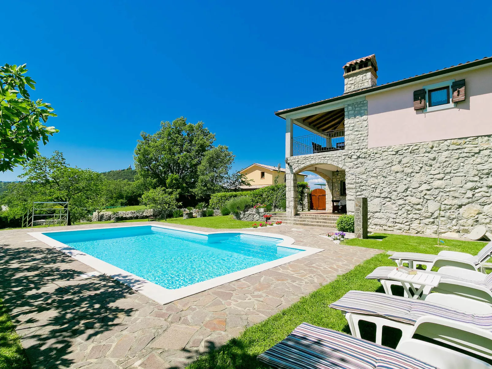 Panorama 2-Outside