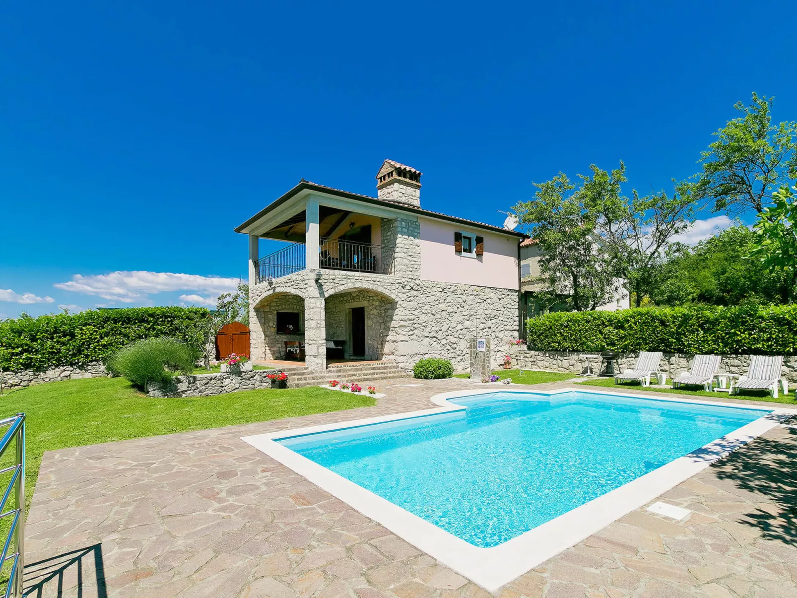 Panorama 2-Outside