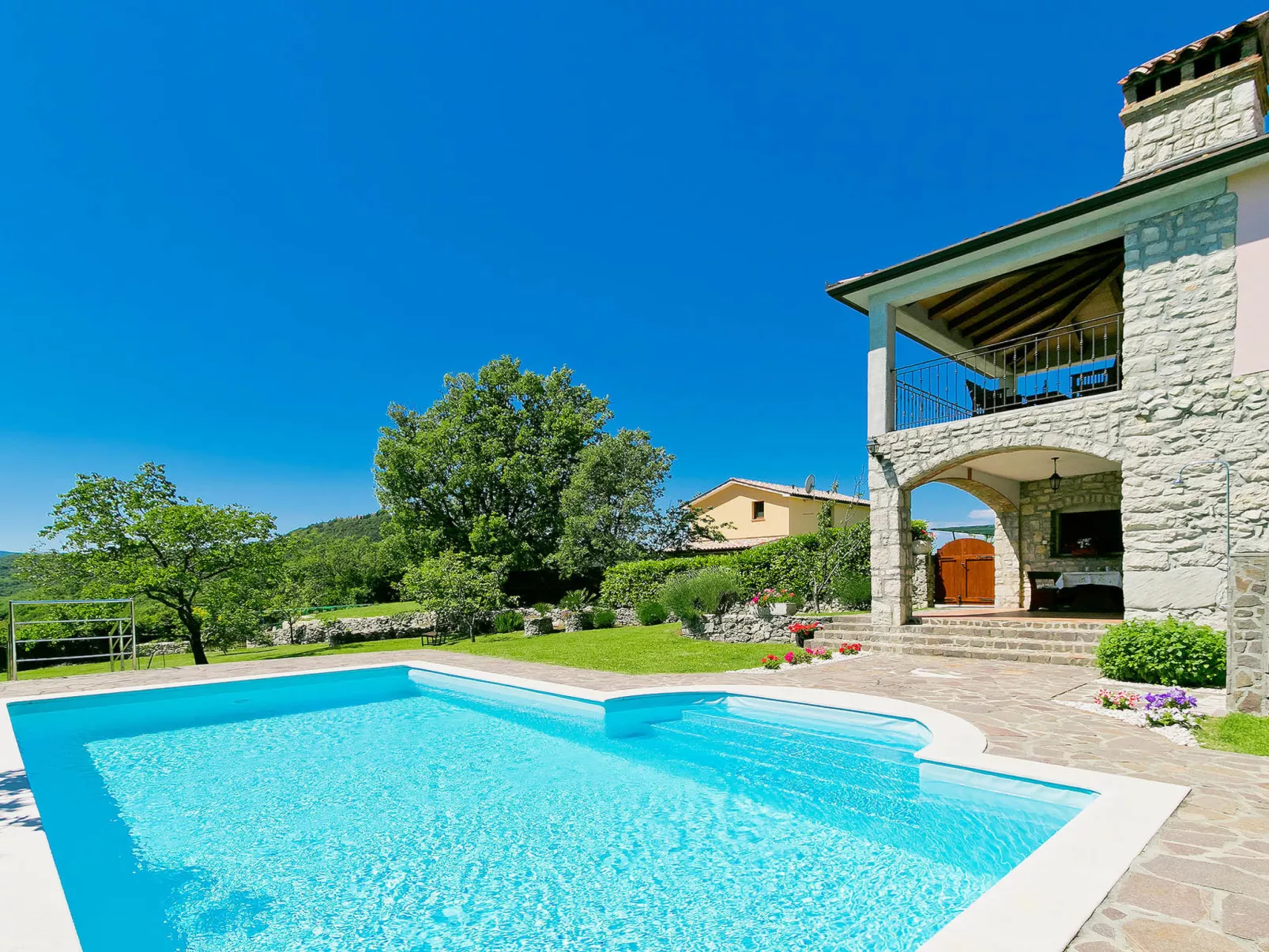 Panorama 2-Outside