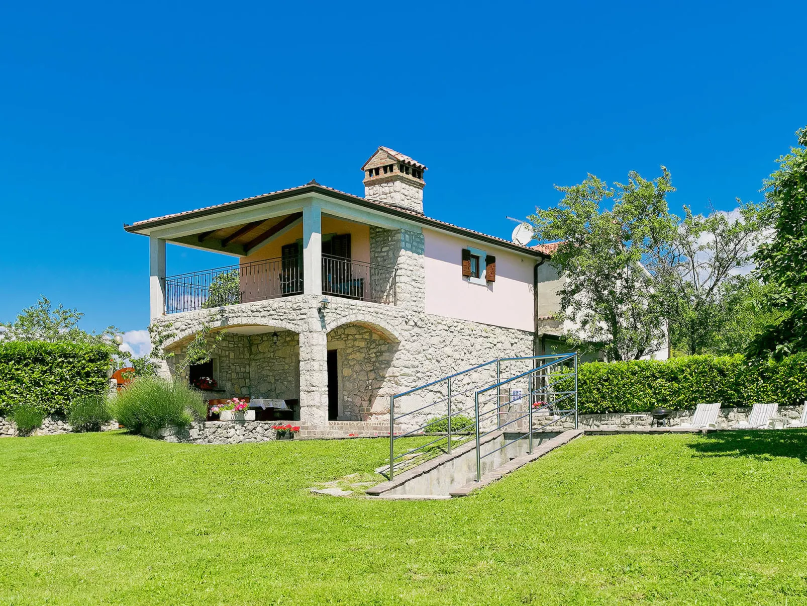 Panorama 2-Outside
