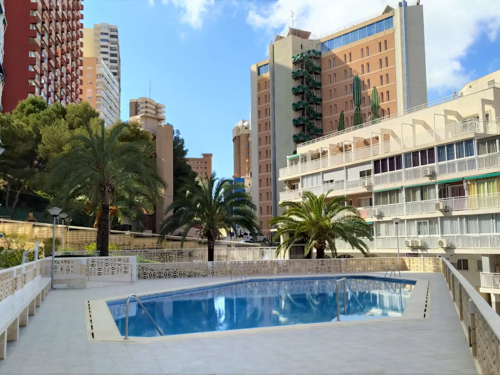 Halcon Levante-Outside