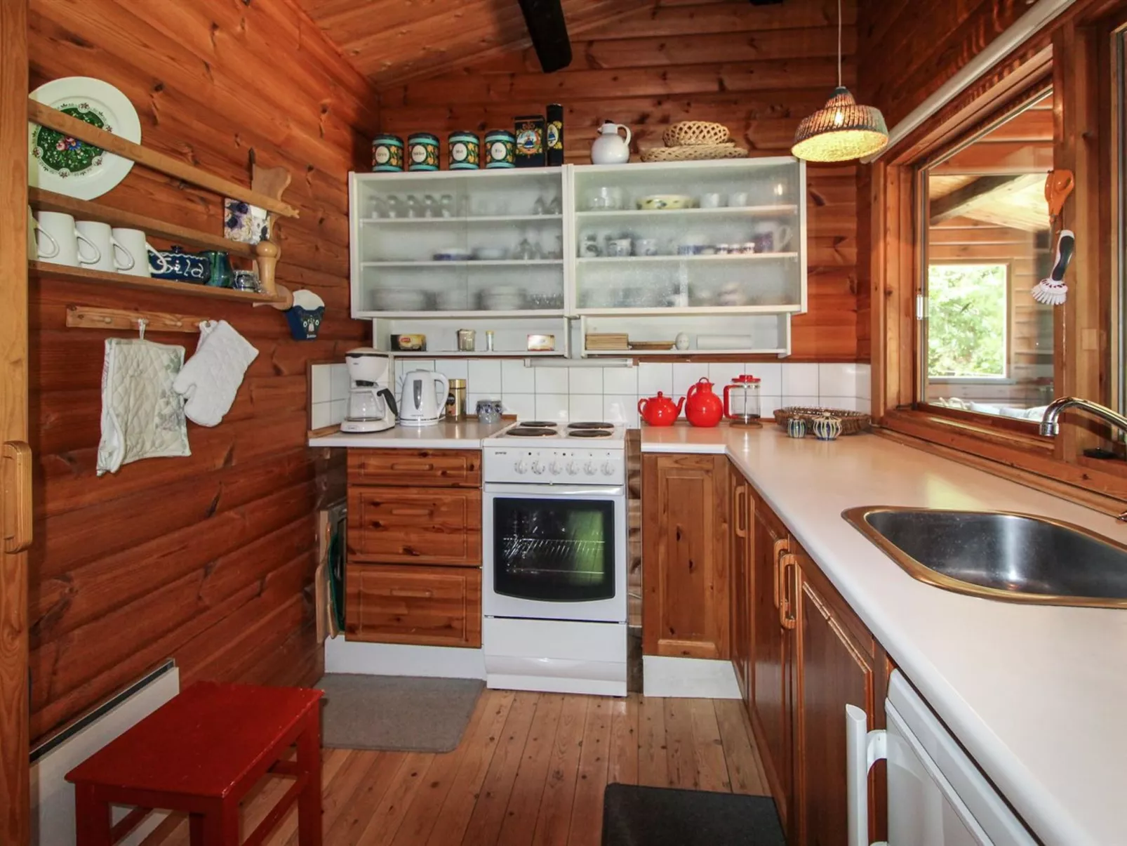 "Lone" - 900m from the sea-Inside