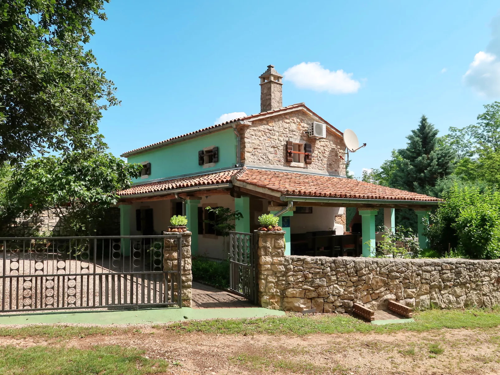 Paolici-Outside
