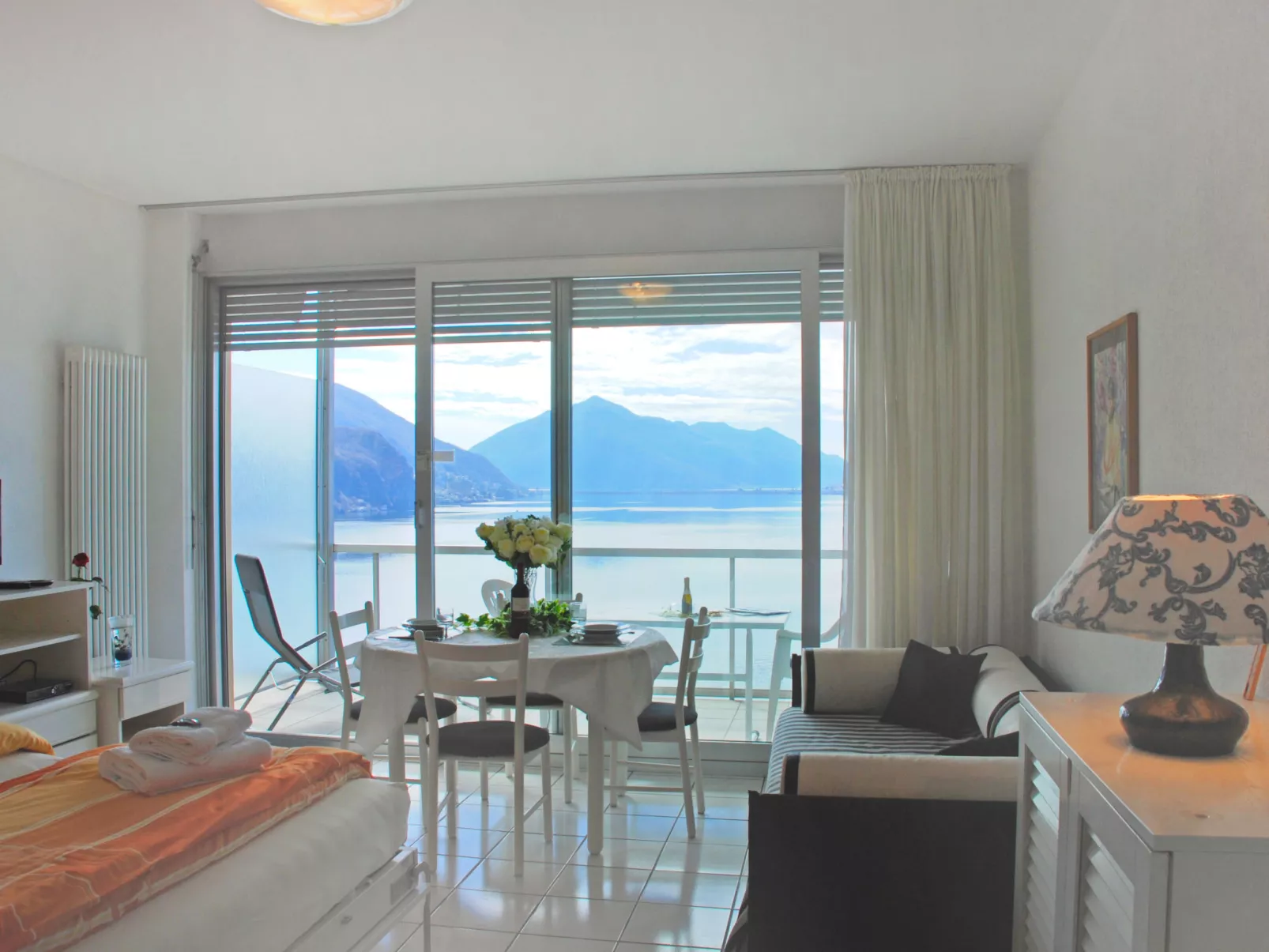 Vista Lago-Inside