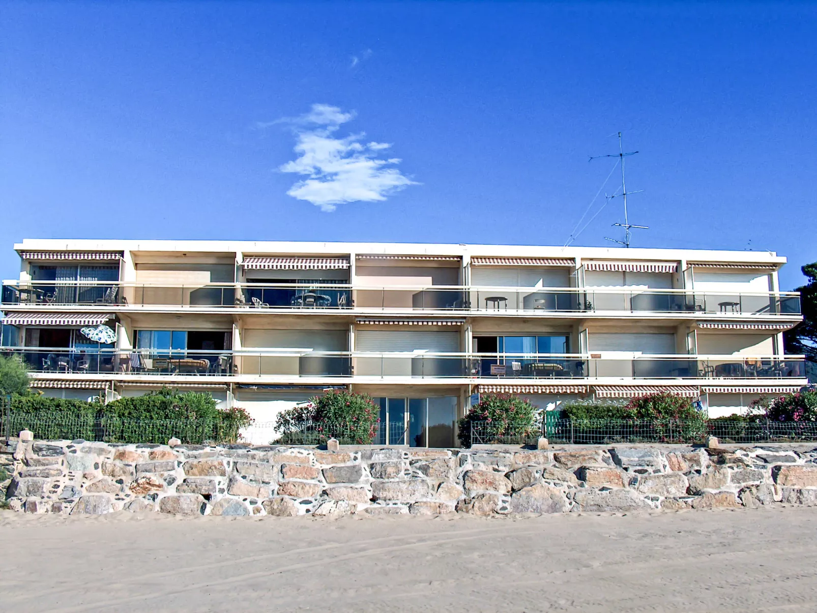 De la Plage-Outside