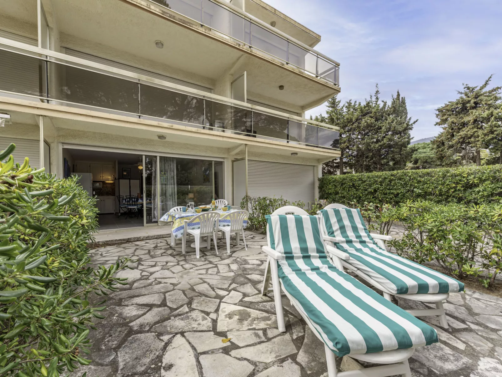 De la Plage-Outside