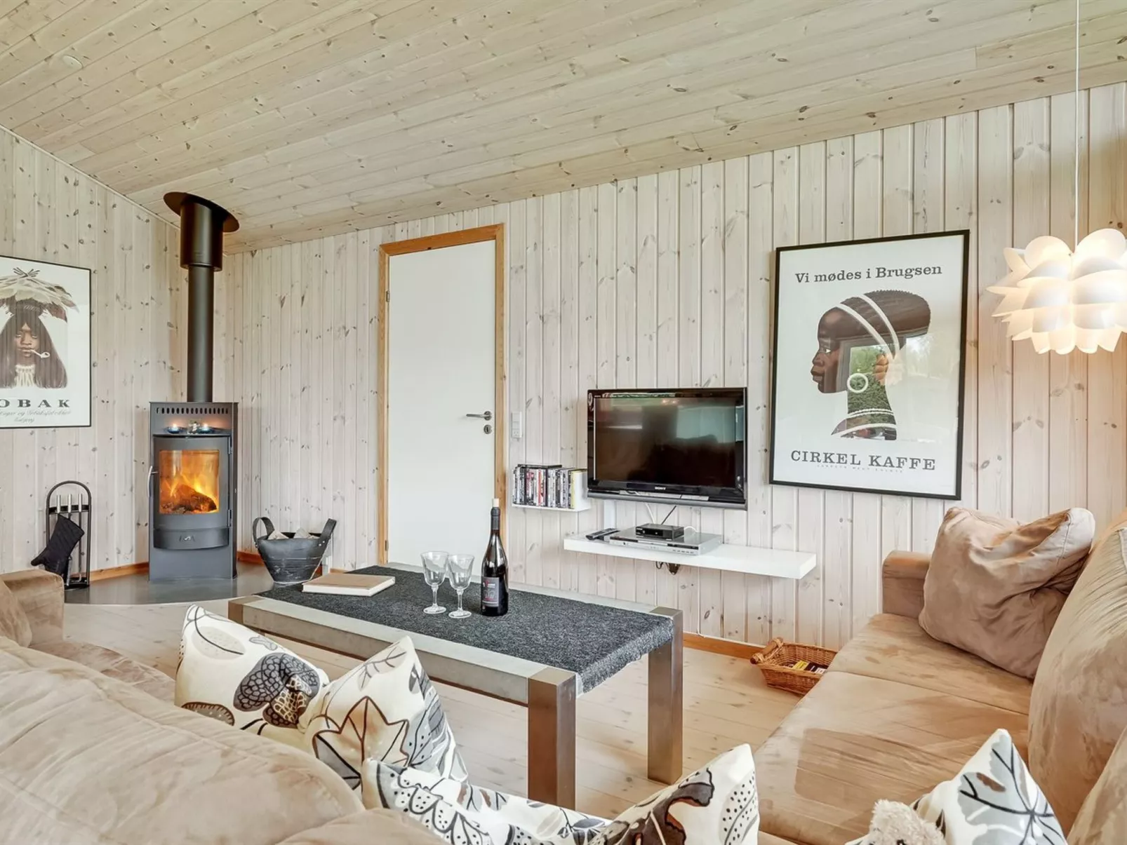 "Tayler" - 1.8km from the sea-Inside