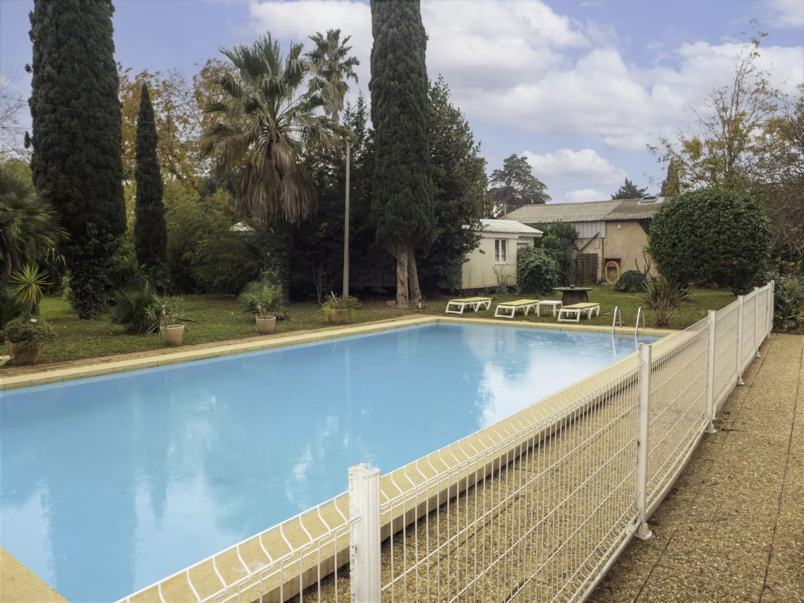 Le Bouisset-Outside
