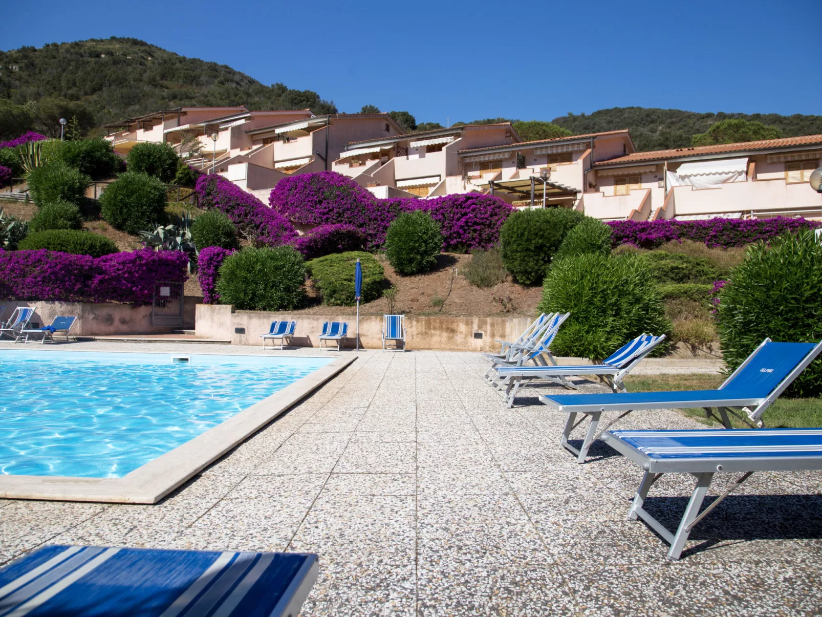 Cala Rossa-Outside