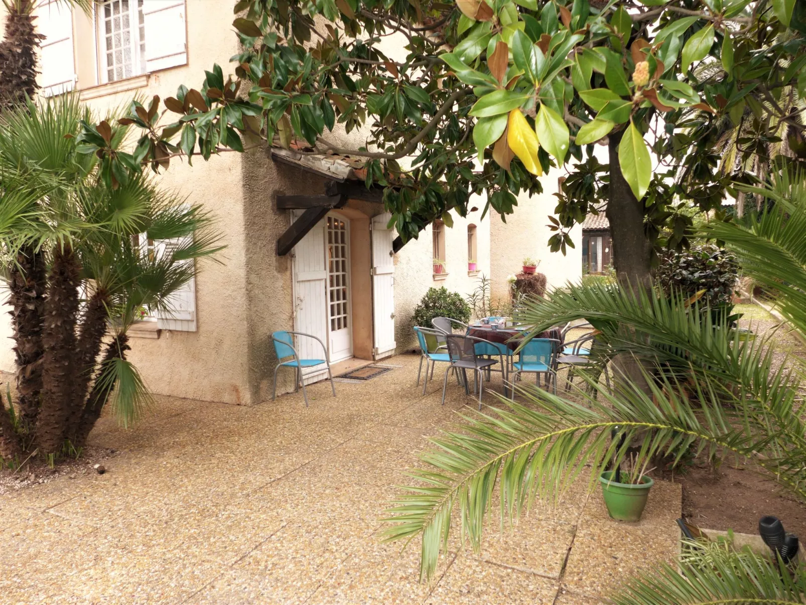 Le Bouisset-Outside