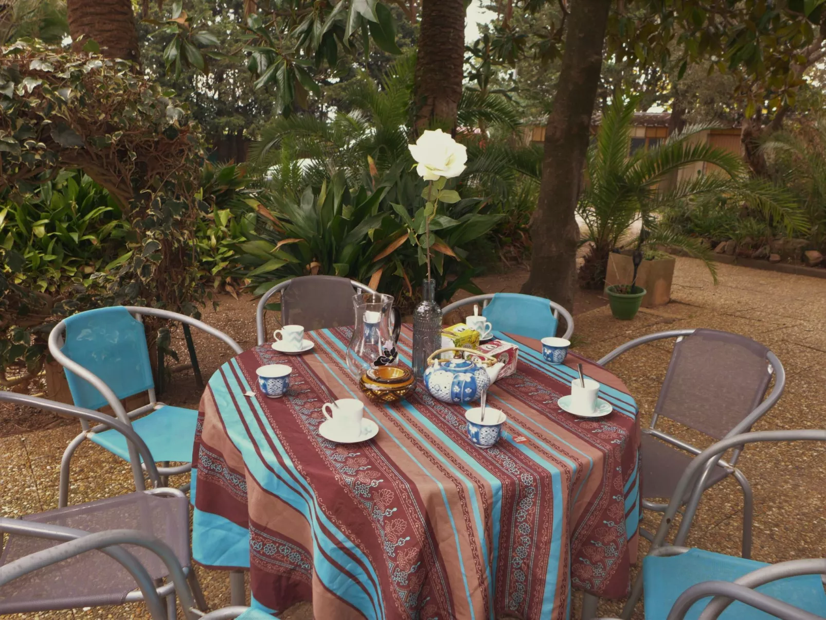 Le Bouisset-Outside