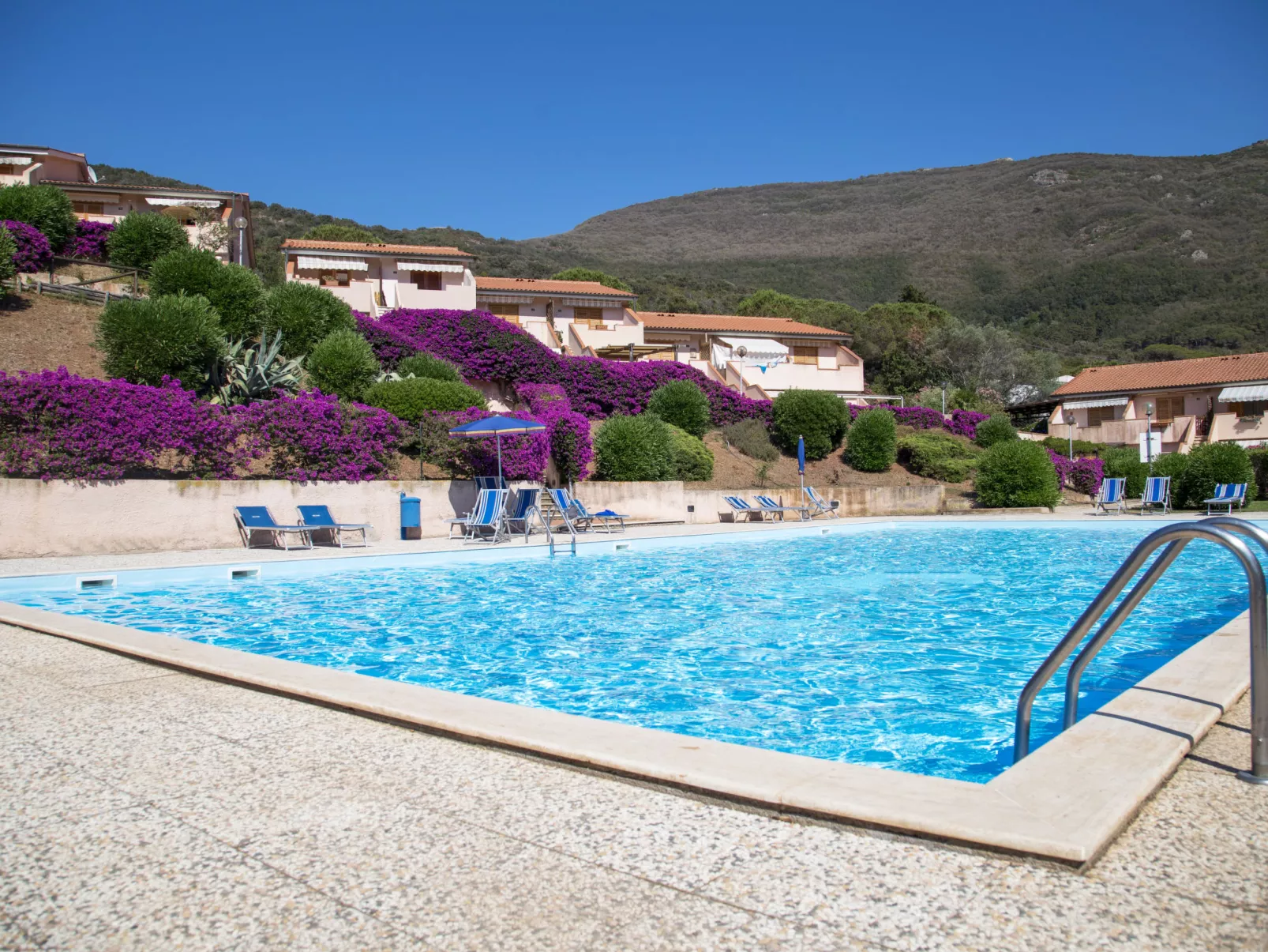 Cala Rossa-Outside