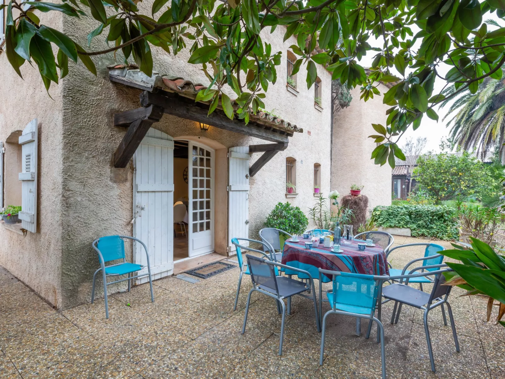 Le Bouisset-Outside
