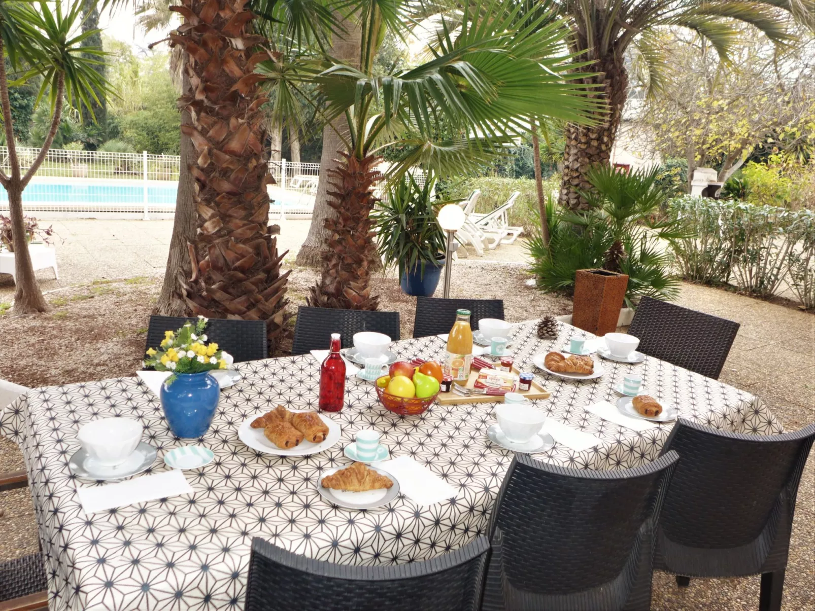 Le Bouisset-Outside