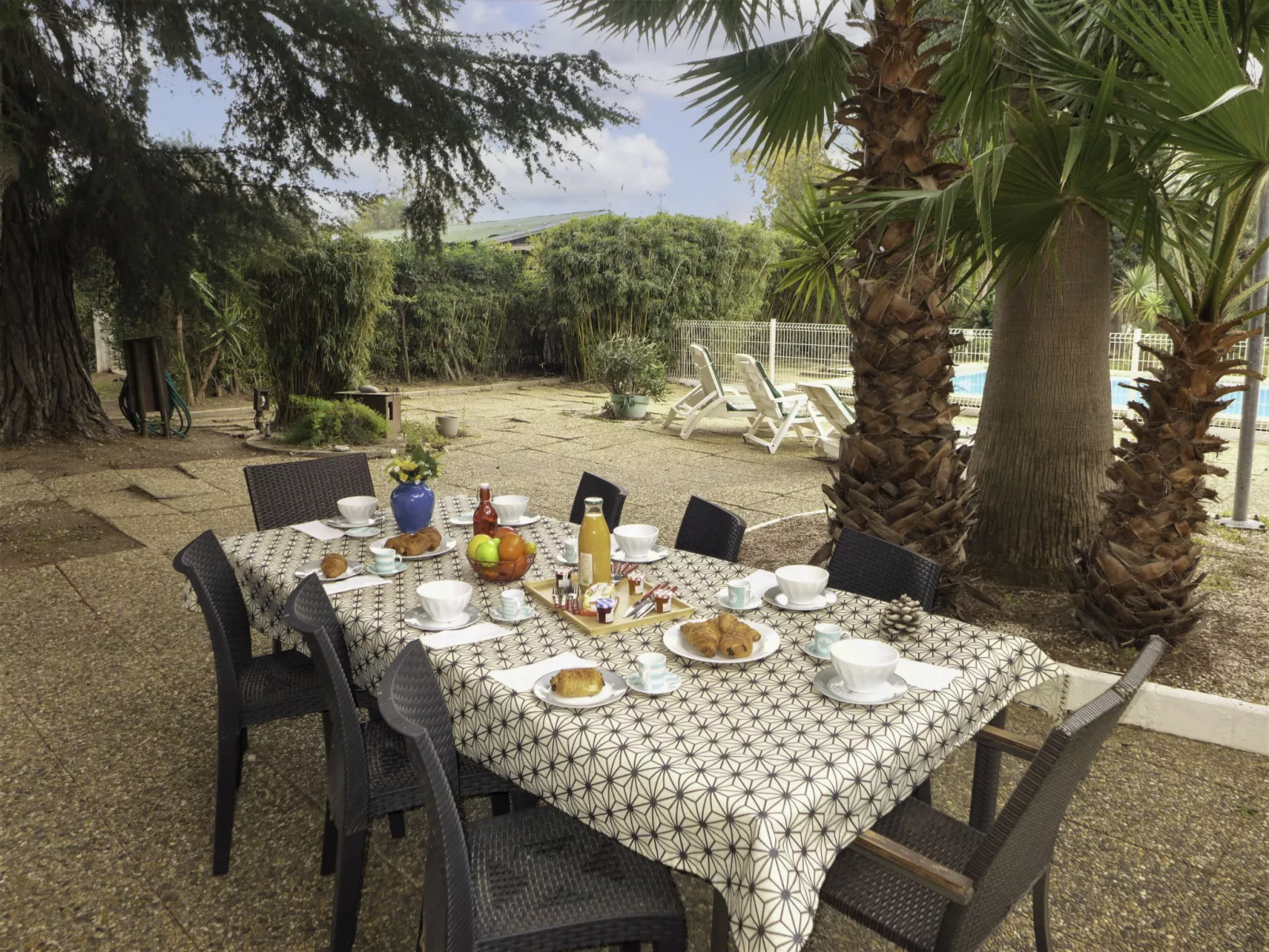 Le Bouisset-Outside