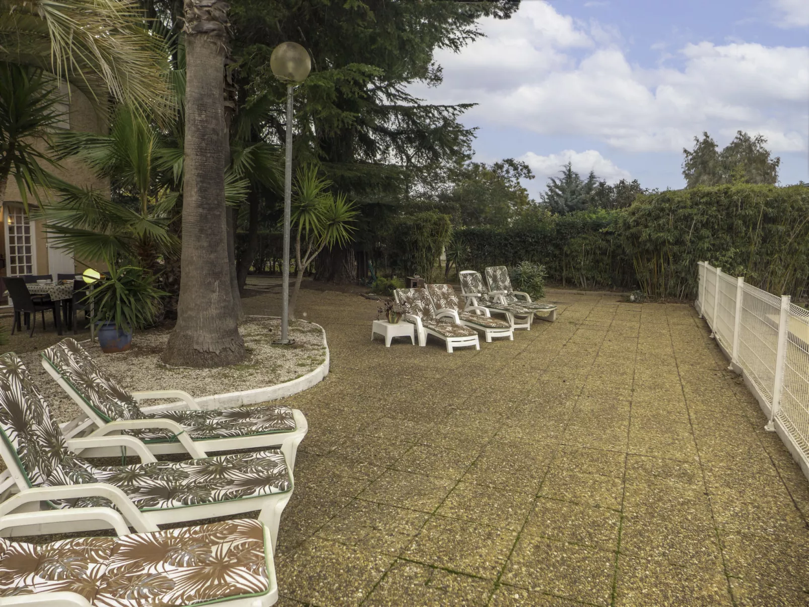 Le Bouisset-Outside