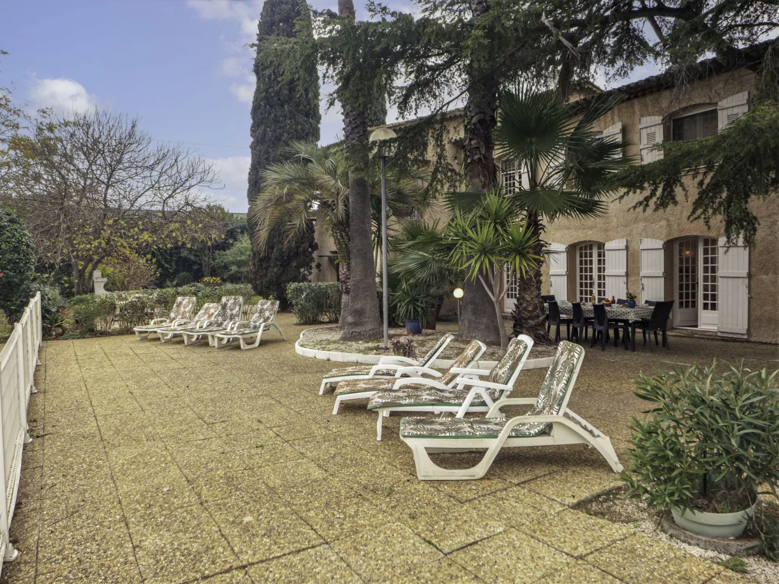 Le Bouisset-Outside