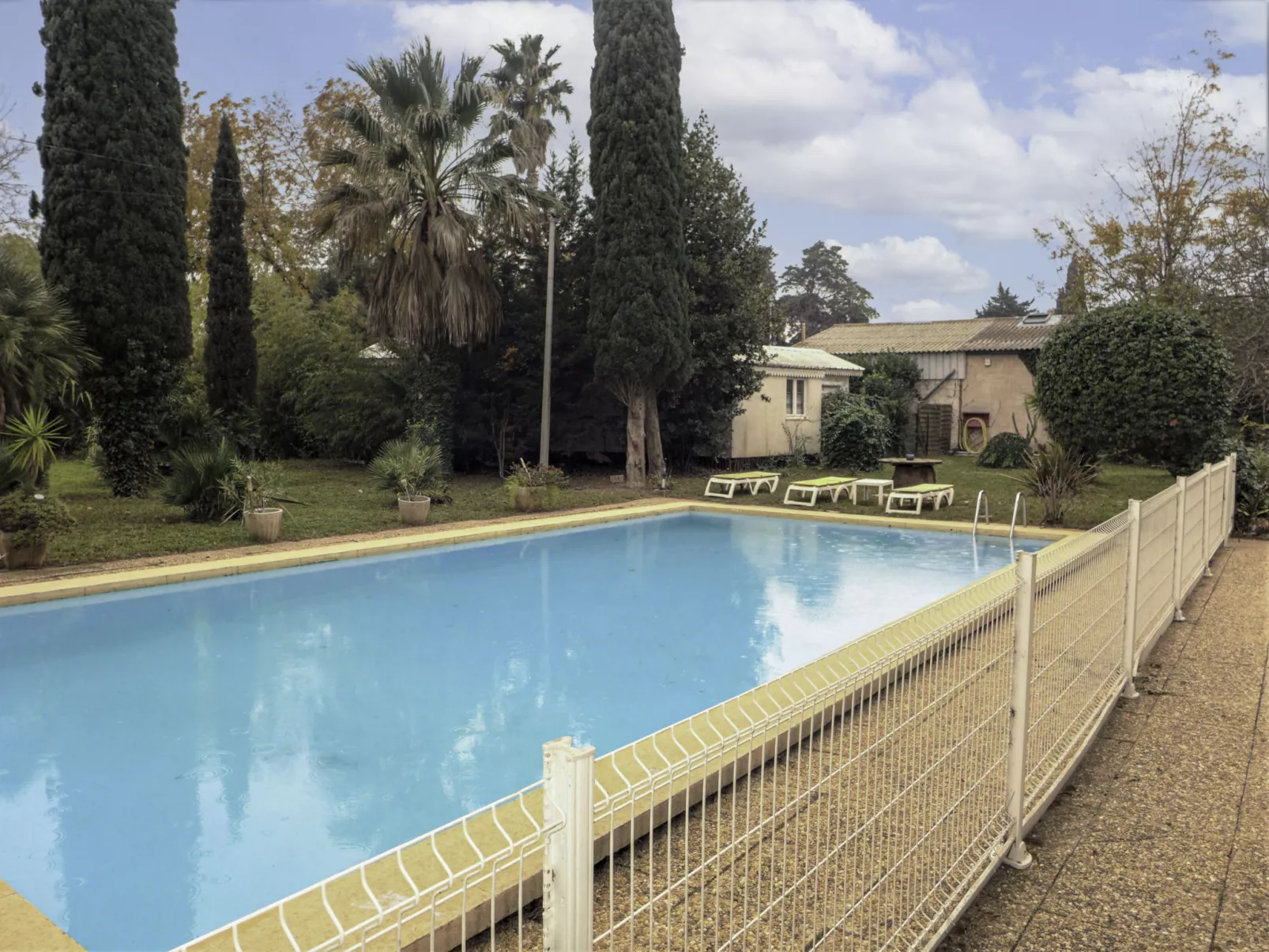 Le Bouisset-Outside