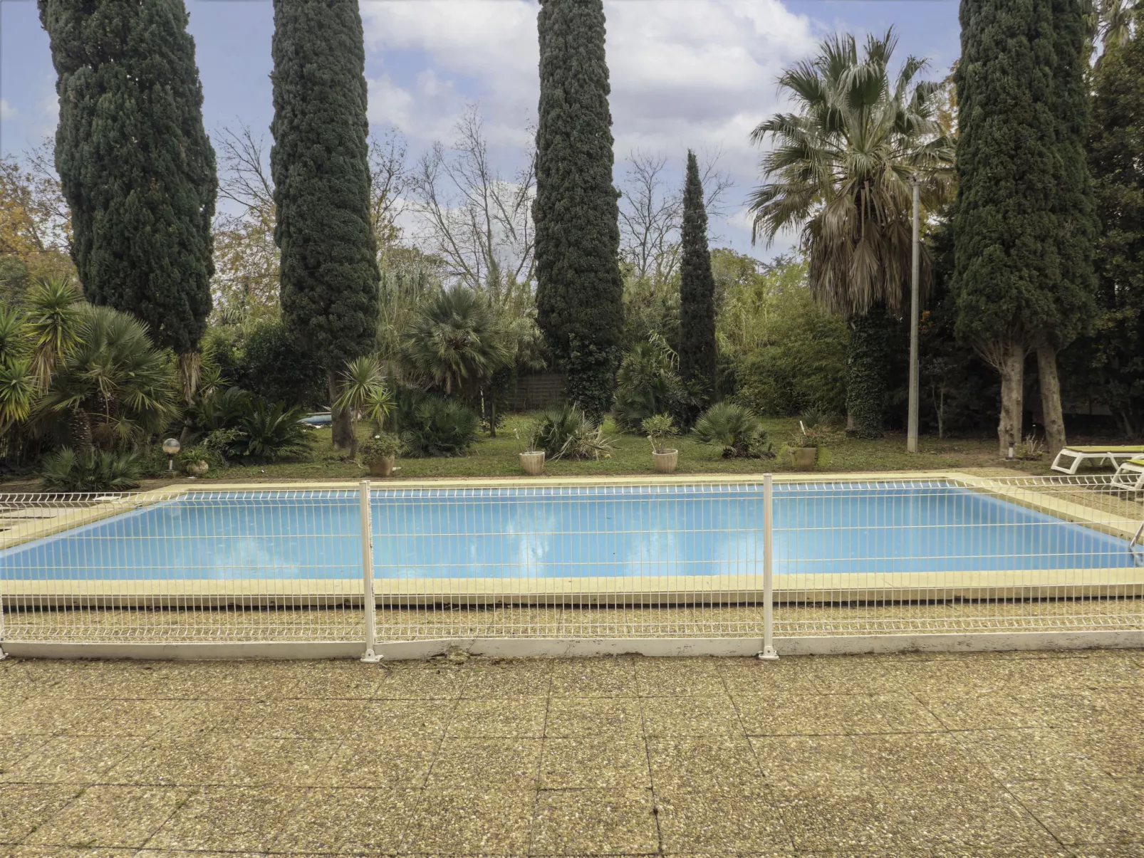 Le Bouisset-Outside