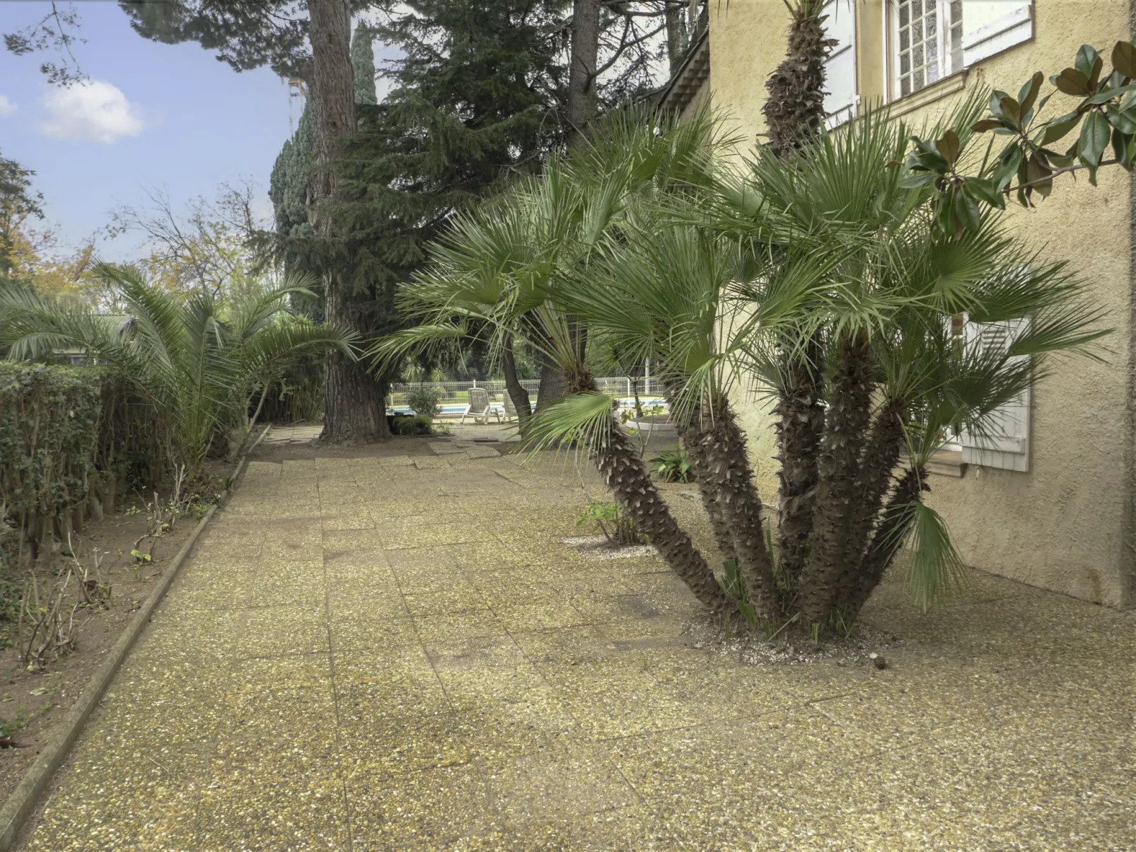 Le Bouisset-Outside