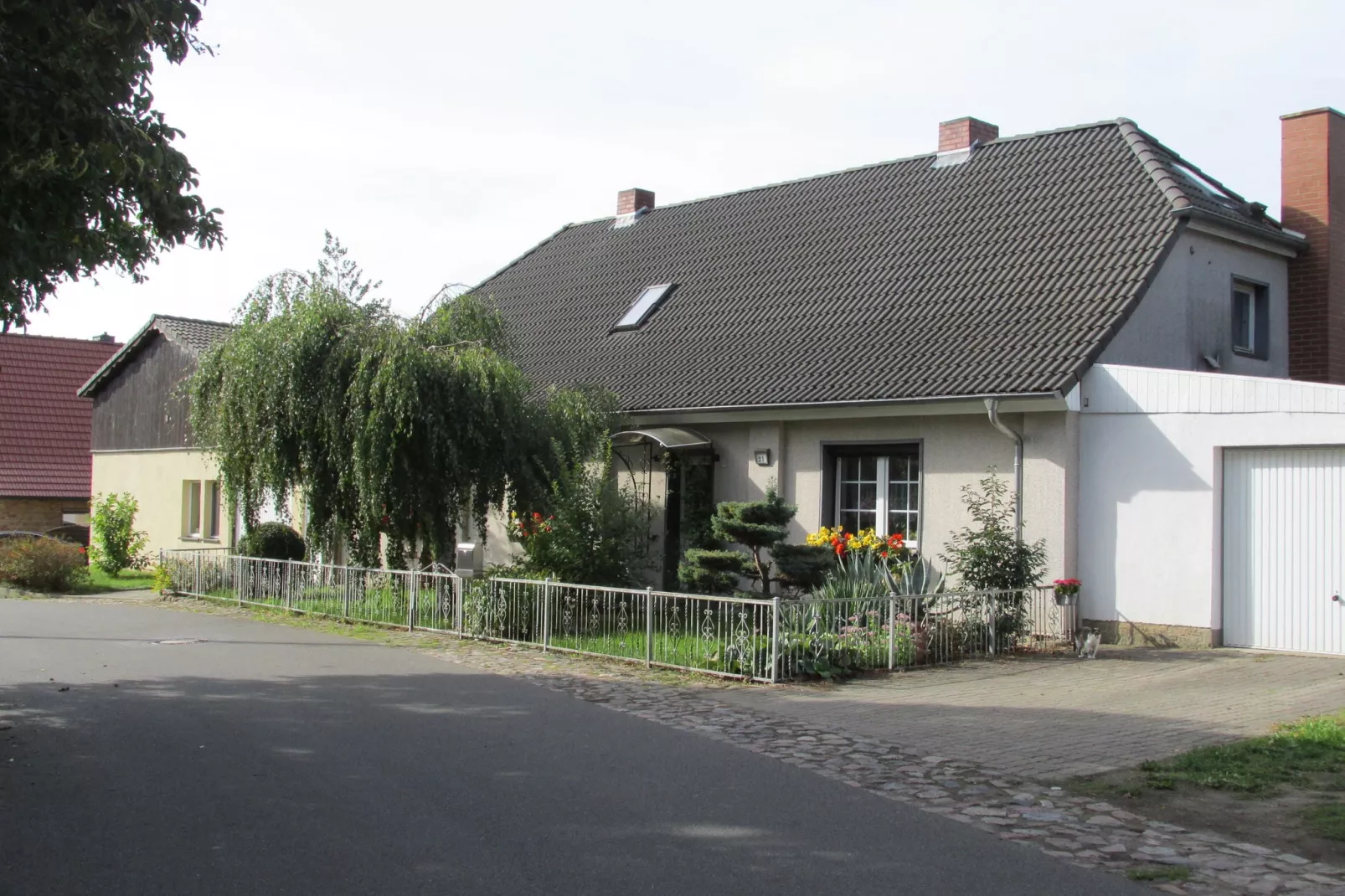 Seestrasse in der Mecklenburgischen Schweiz-Exterior summer