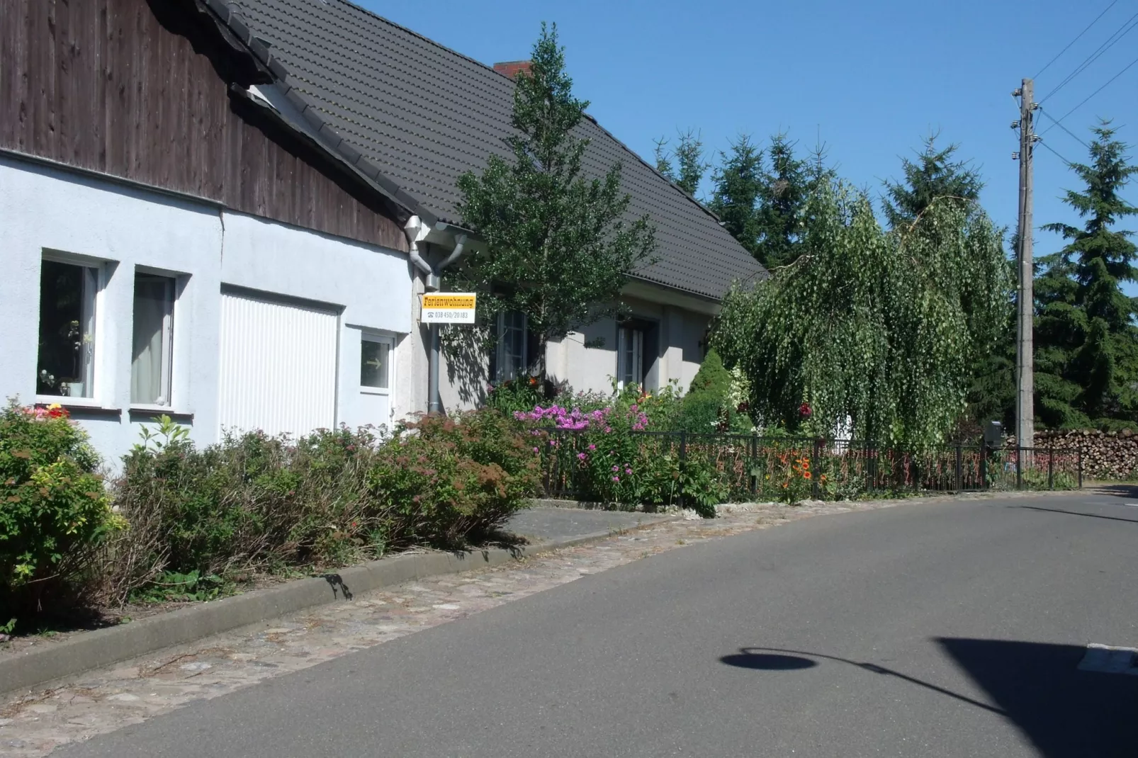 Seestrasse in der Mecklenburgischen Schweiz-Exterior summer