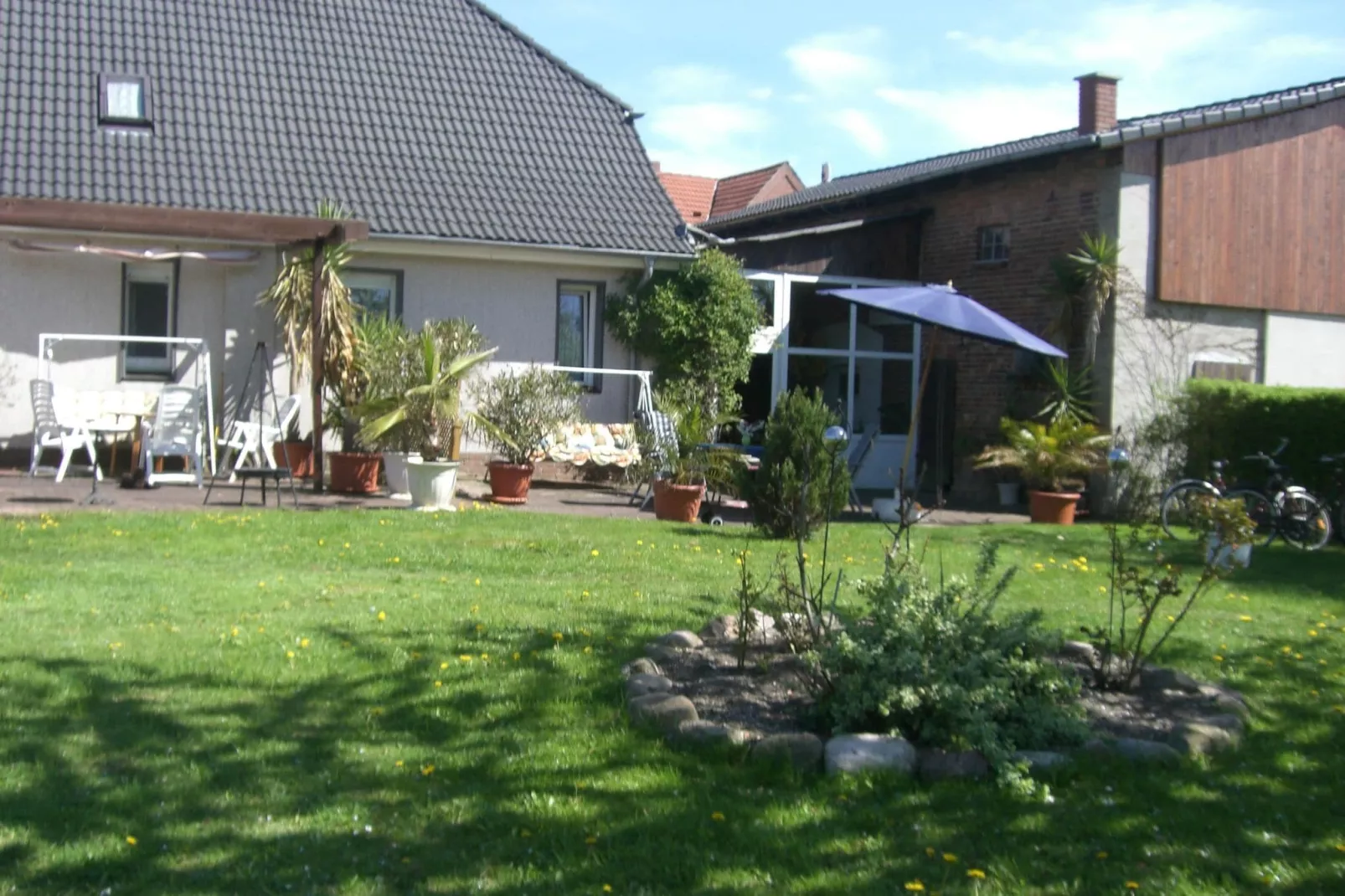 Seestrasse in der Mecklenburgischen Schweiz-Gardens summer