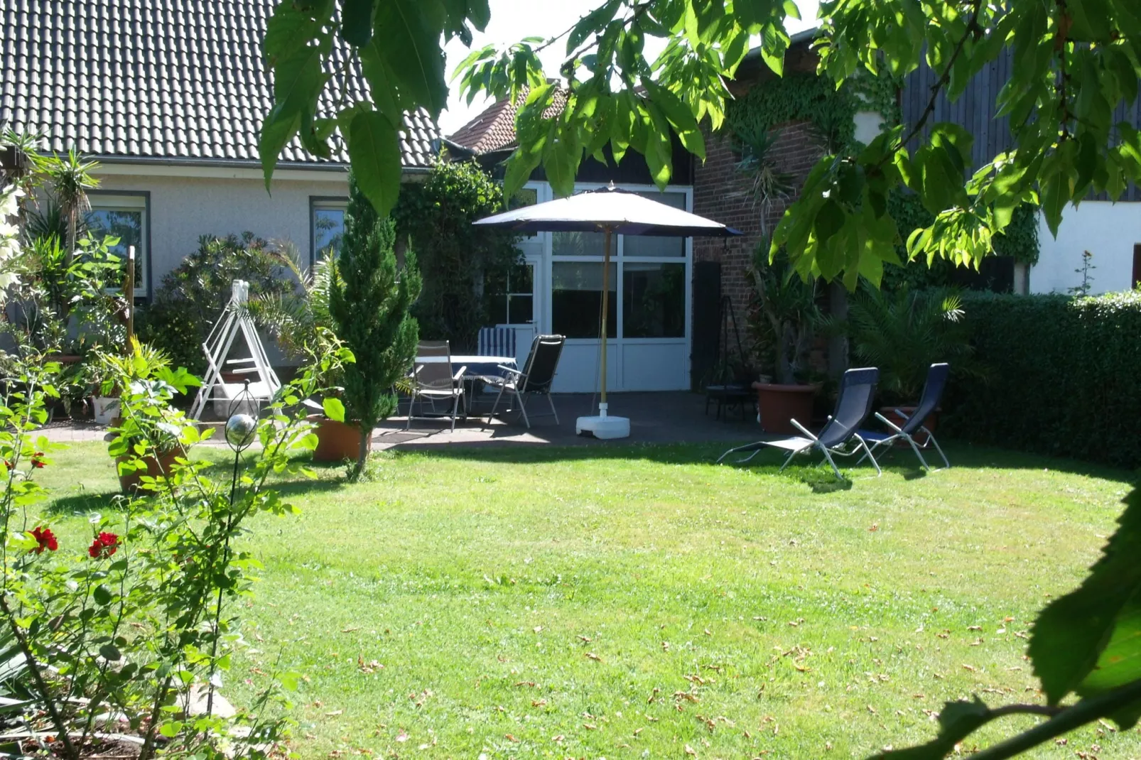 Seestrasse in der Mecklenburgischen Schweiz-Gardens summer