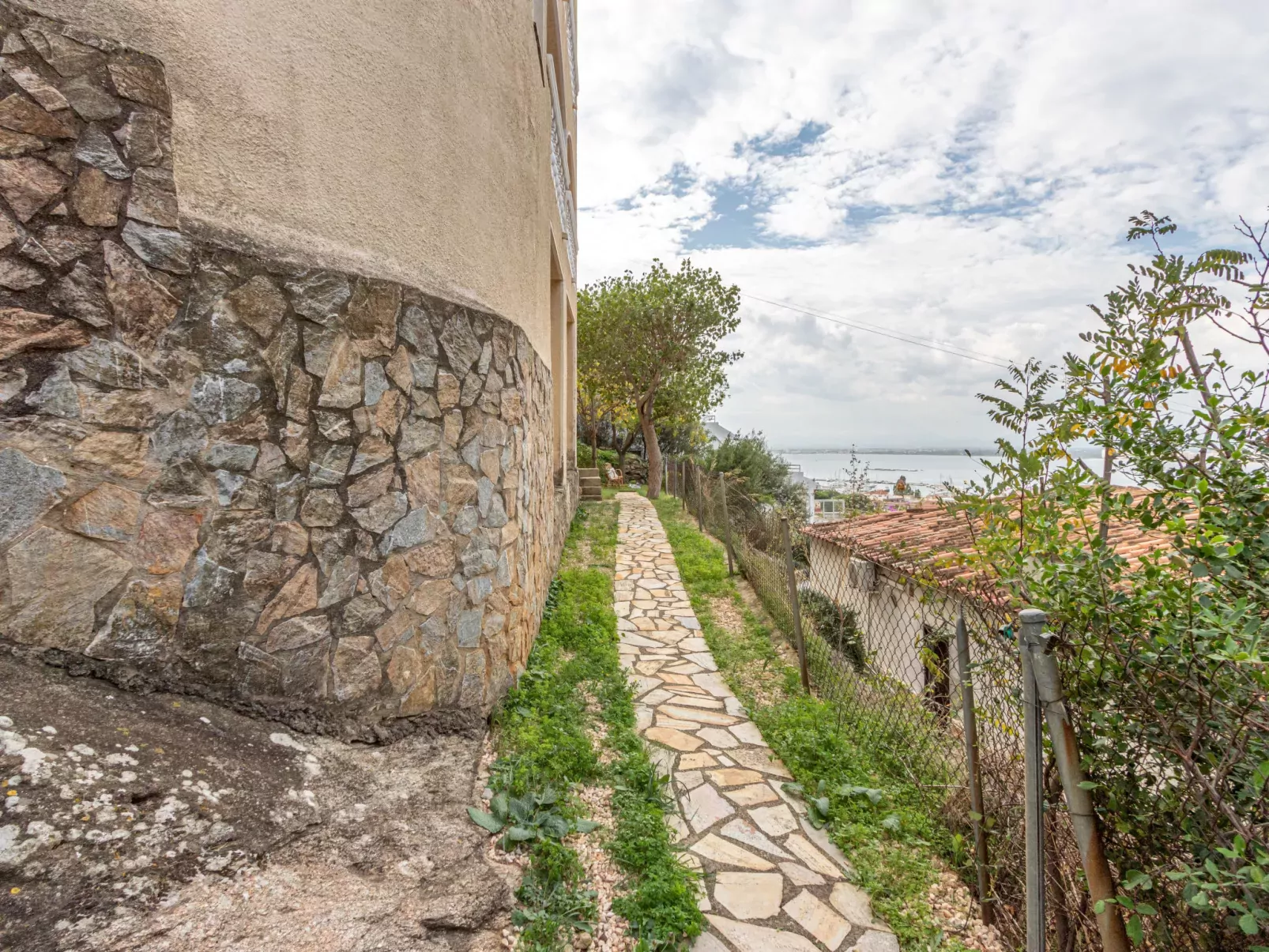 Tordera-Outside