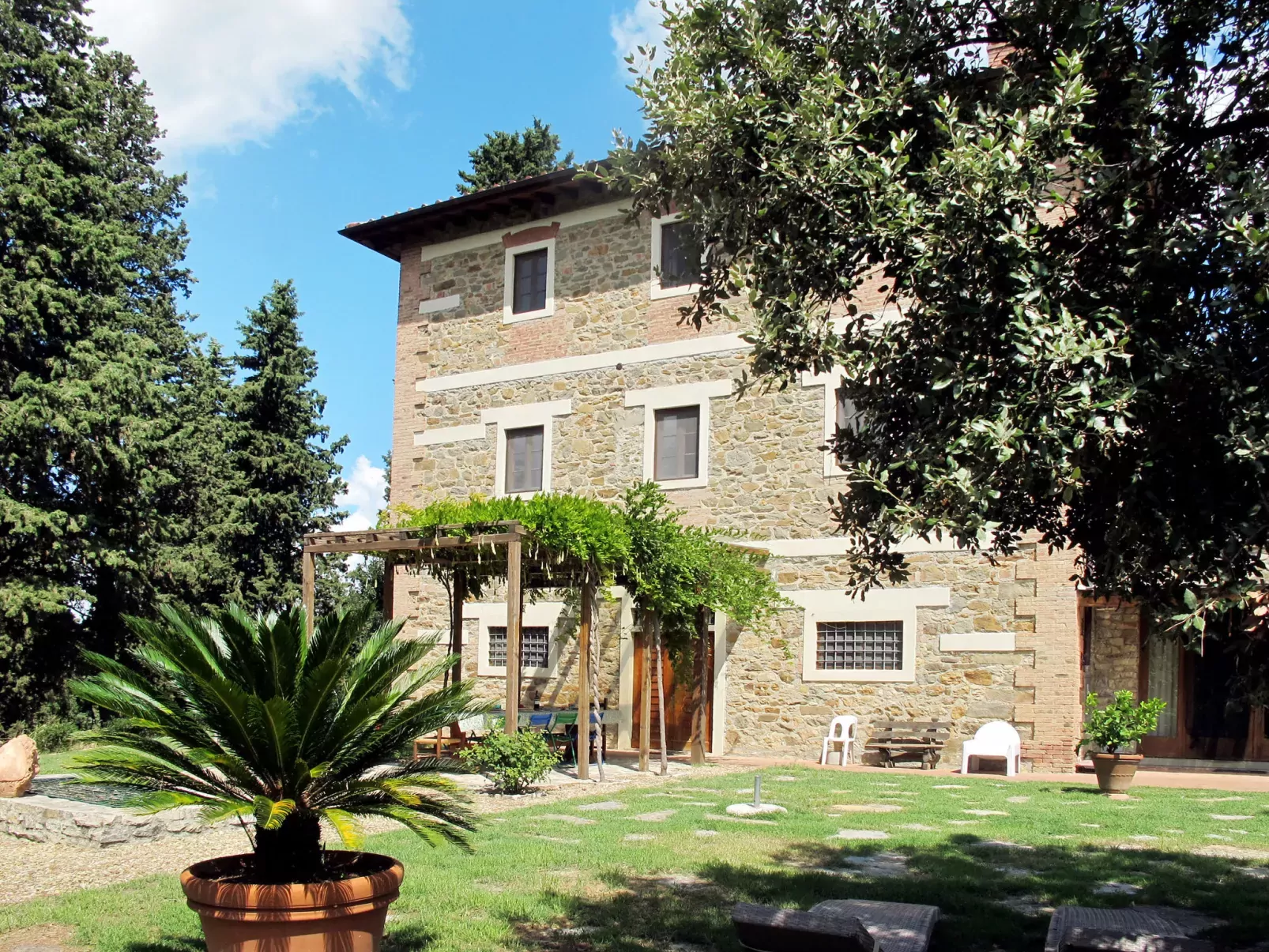 Policleto-Outside