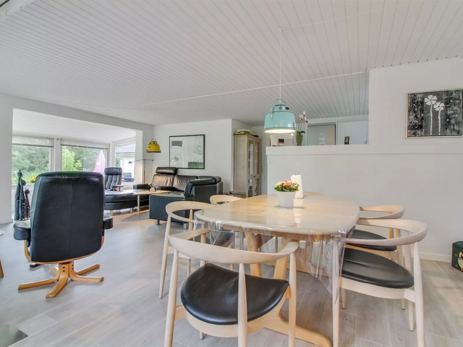 "Ehm" - 600m from the sea-Inside