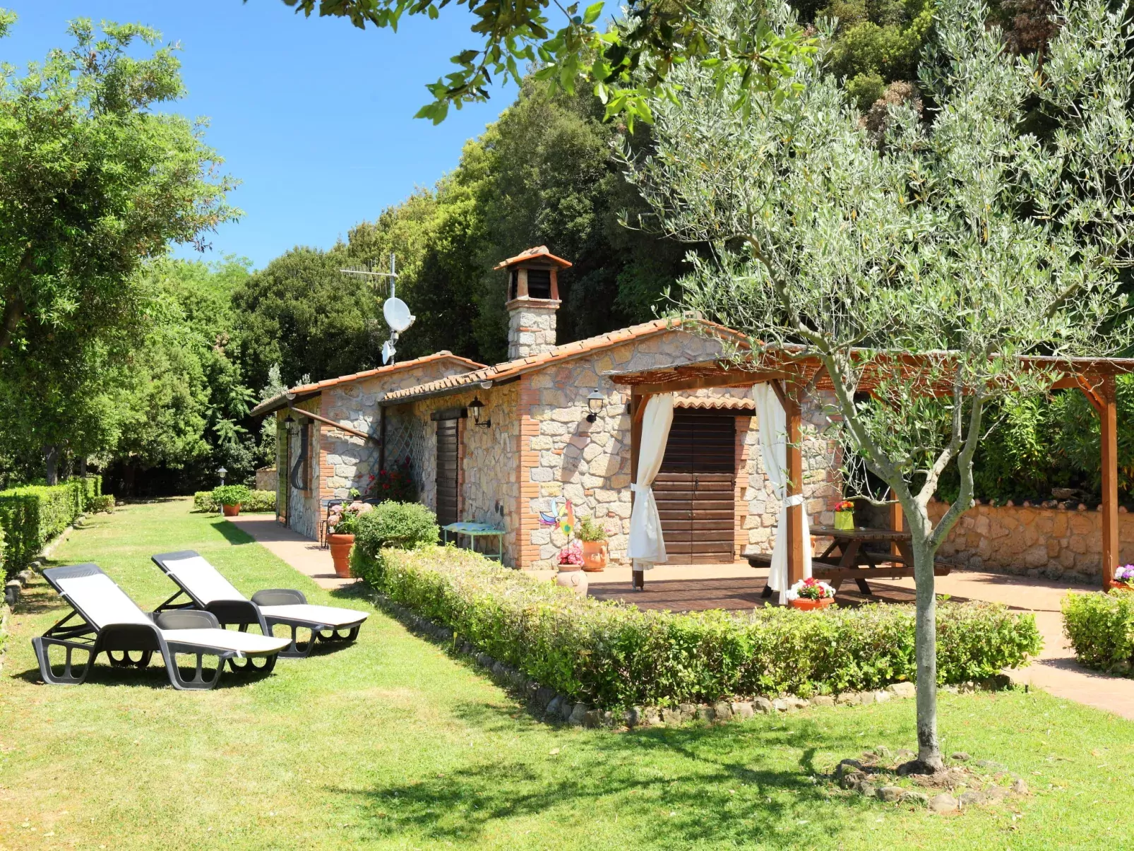 Poggiolo-Outside