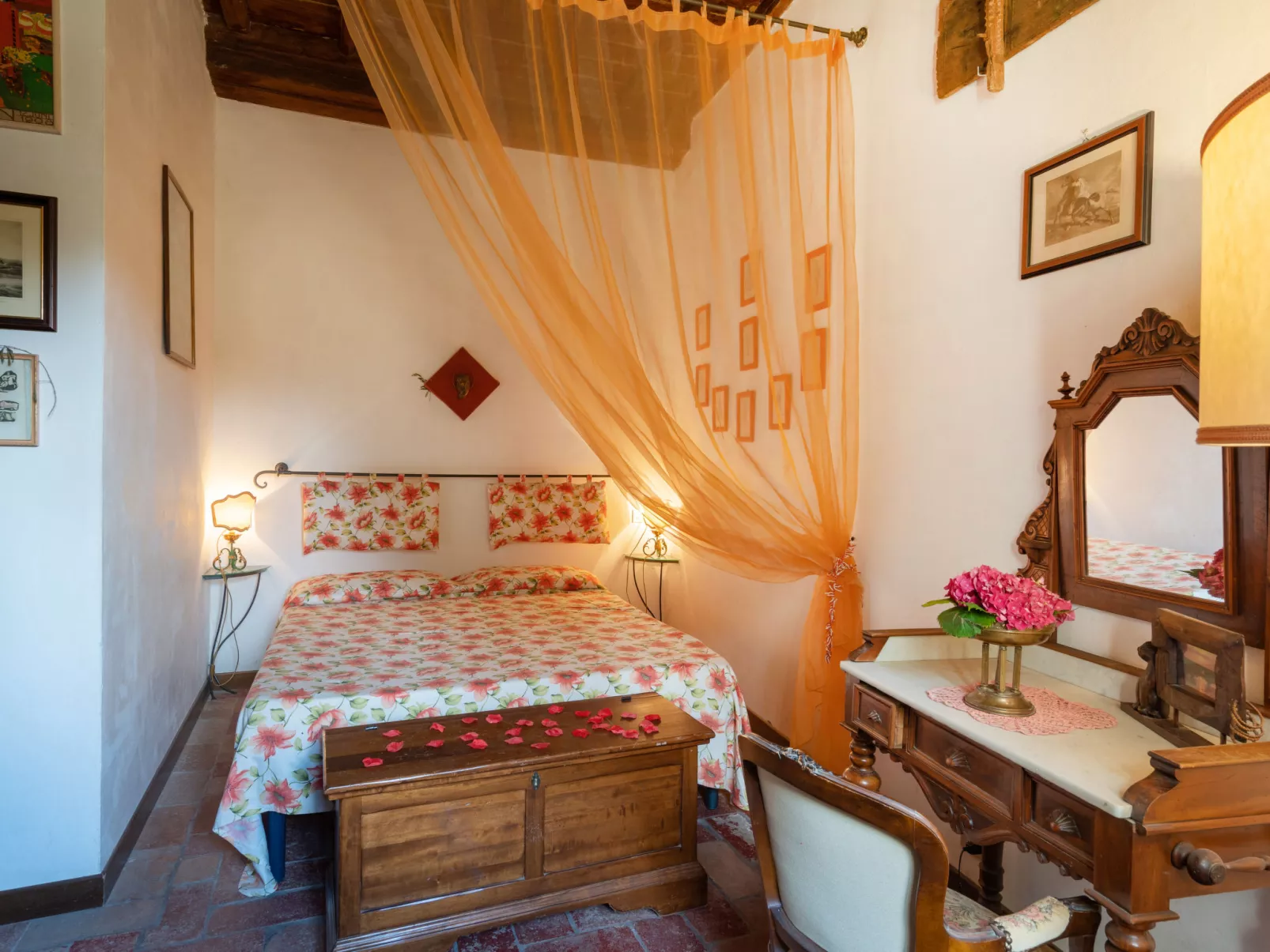 San Leolino-Inside
